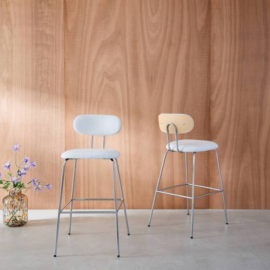 sweeek - 2 tabourets de bar décor bois courbé teinté chêne et tissu déperlant blanc. pieds métal chromé (lot de 2) - L 48 x P 54 x H 103cm - Erin | sweeek - Image 3