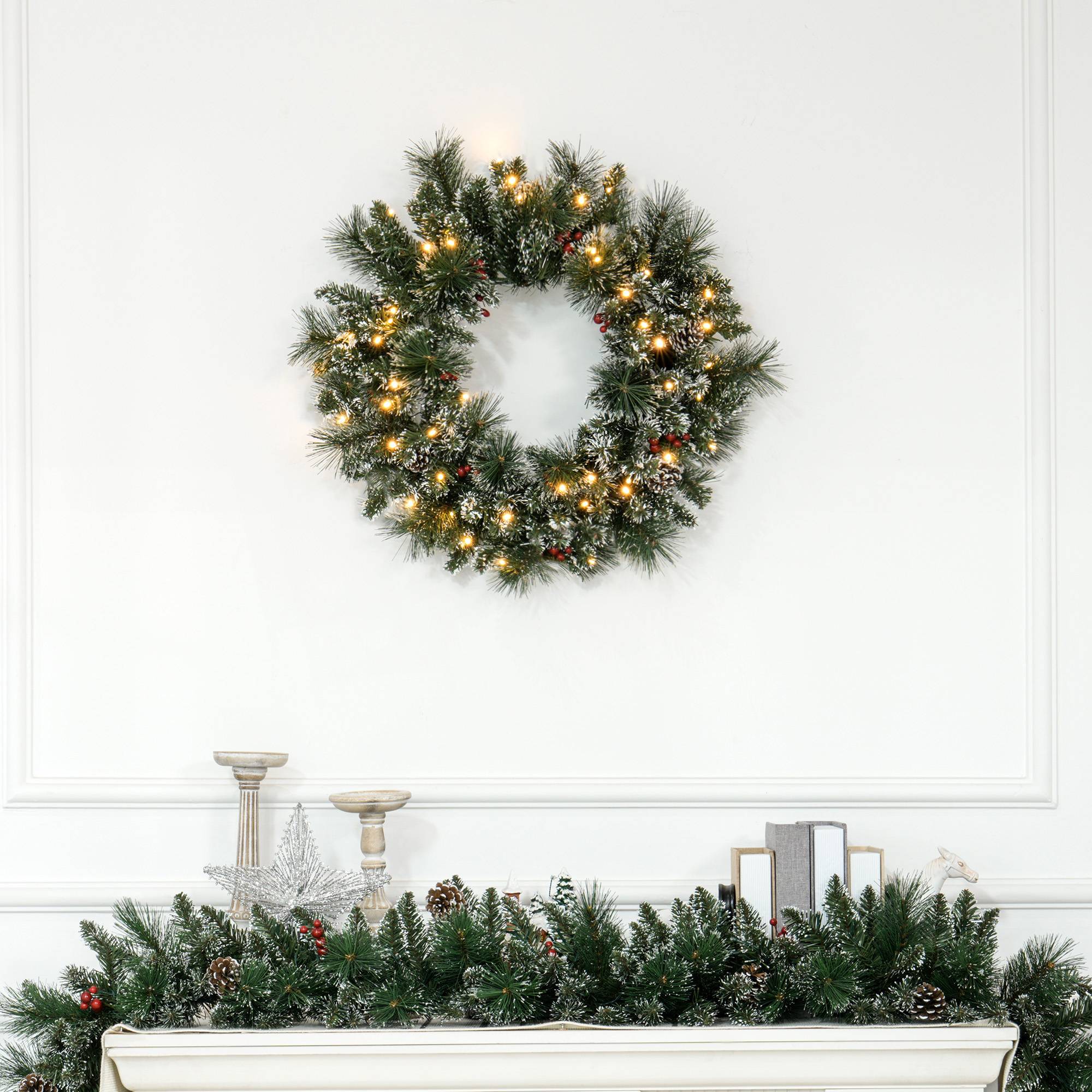 Sans Marque - Couronne de Noël porte artificielle 60 CM avec pommes de pin et grappes de baies, lumières LED et minuterie vert - Image 3