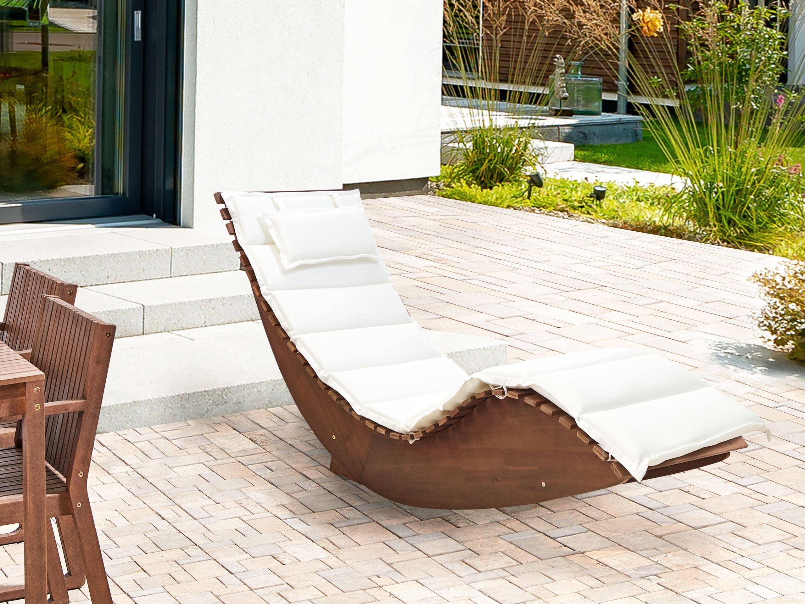 Beliani - Chaise Longue à Bascule Bois Foncé en Bois d'Acacia avec Coussin Blanc Cassé Patio Terrasse Jardin à Lattes - Imagen 2
