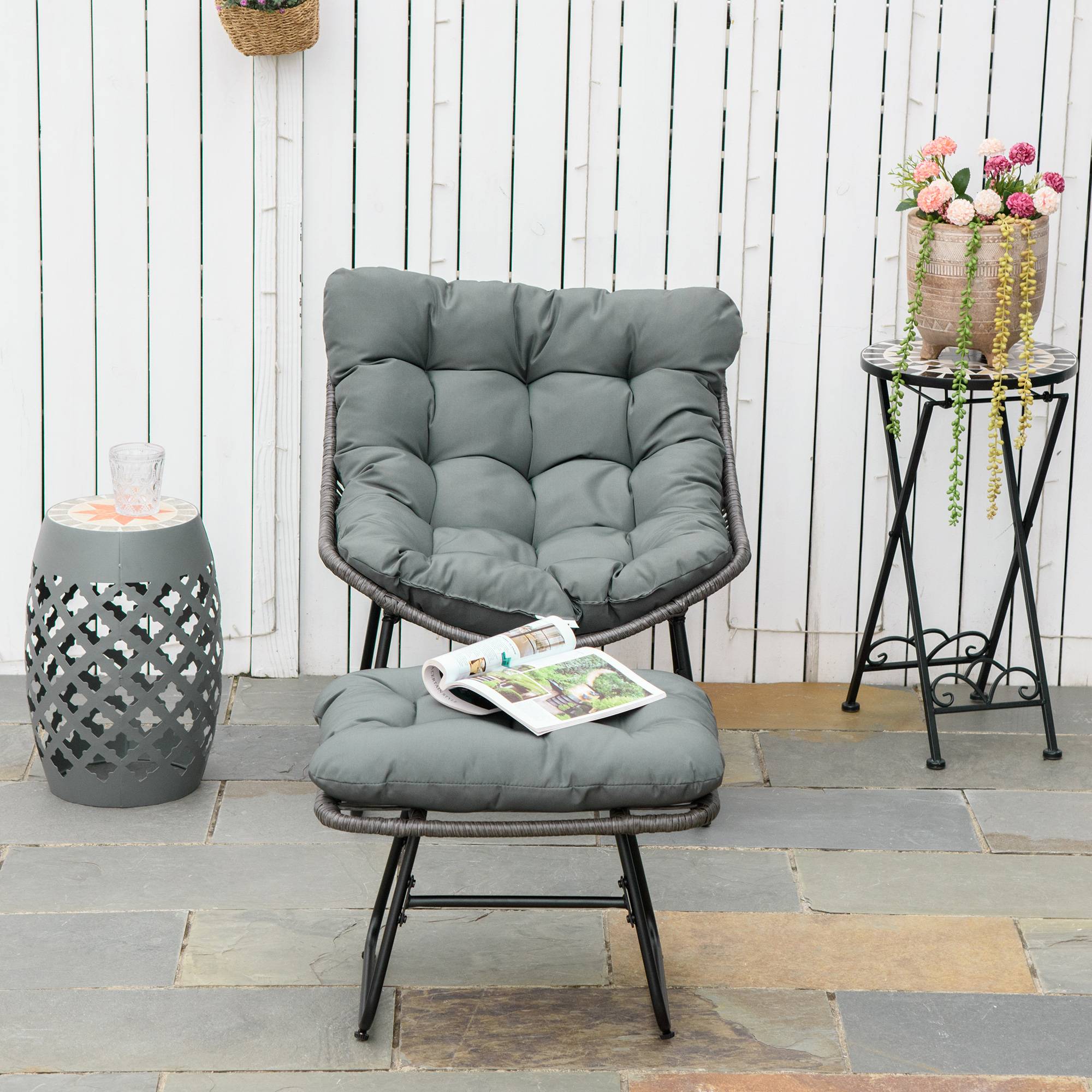 Fauteuil chaise de jardin avec repose-pieds en métal époxy et résine tressée aspect rotin avec coussins - Image 4