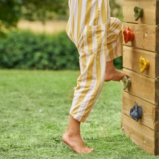 Aire de jeux PLAQUEMINIER avec toit - plateforme - échelle - mur d'escalade - 2 balançoires - toboggan h240 cm - Image 3
