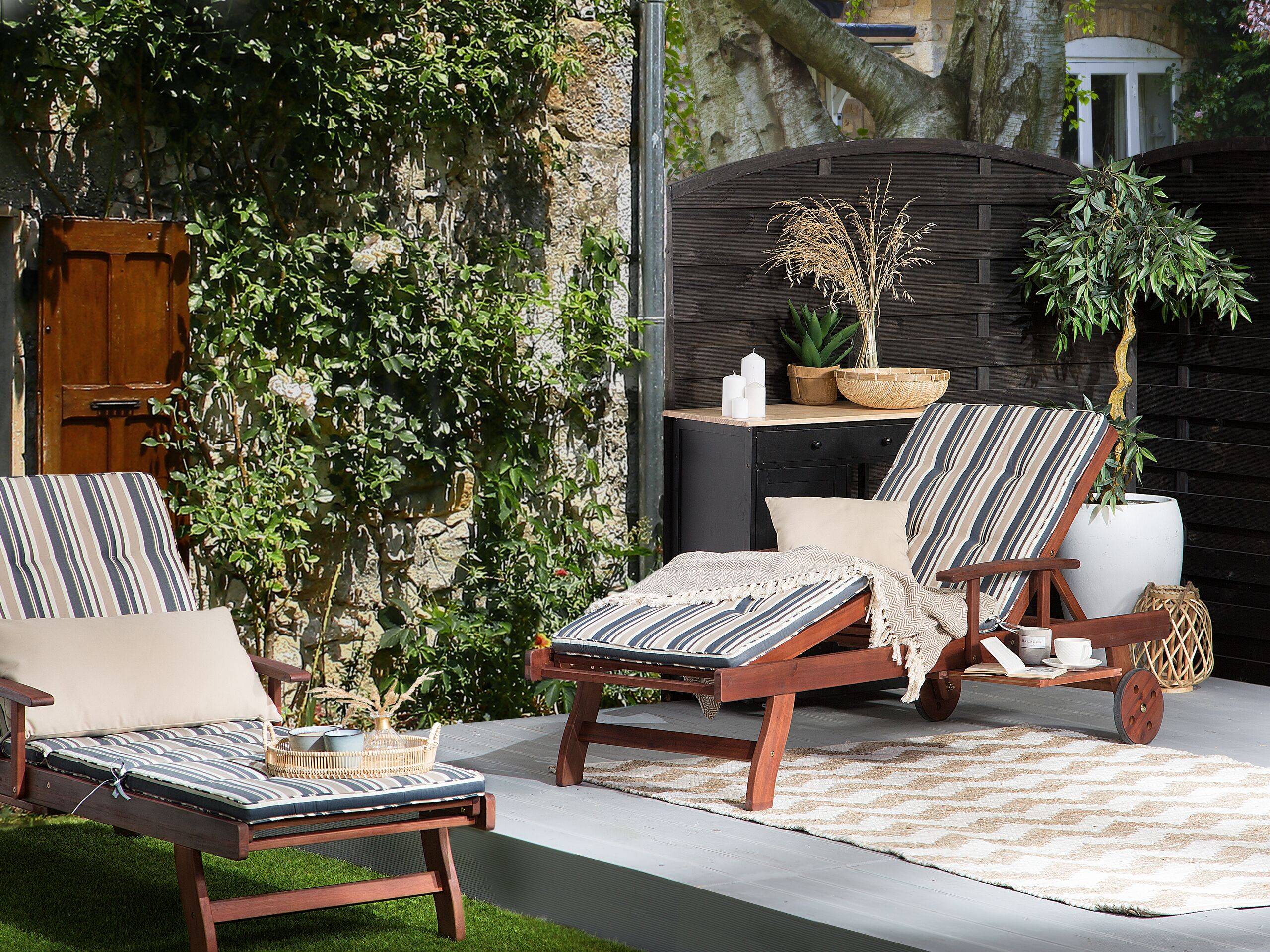 Beliani - Chaise Longue Transat Inclinable en Bois d'Acacia avec Coussin Bleu Beige à Rayure Solide et Résistant pour Terrasse ou Jardin Méditerranéen Beliani - Imagen 2