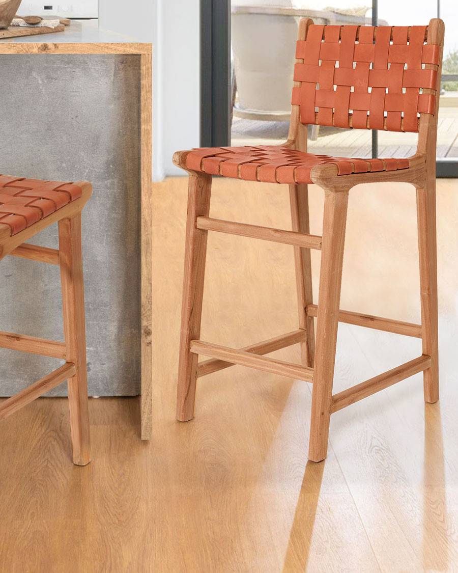 Ambra - Lot de 2 Chaise de bar en teck massif et cuir vachette tressé marron - UNIQKA - Imagen 2