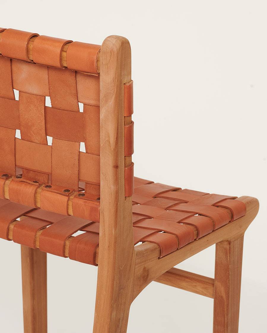 Ambra - Lot de 2 Chaise de bar en teck massif et cuir vachette tressé marron - UNIQKA - Imagen 7