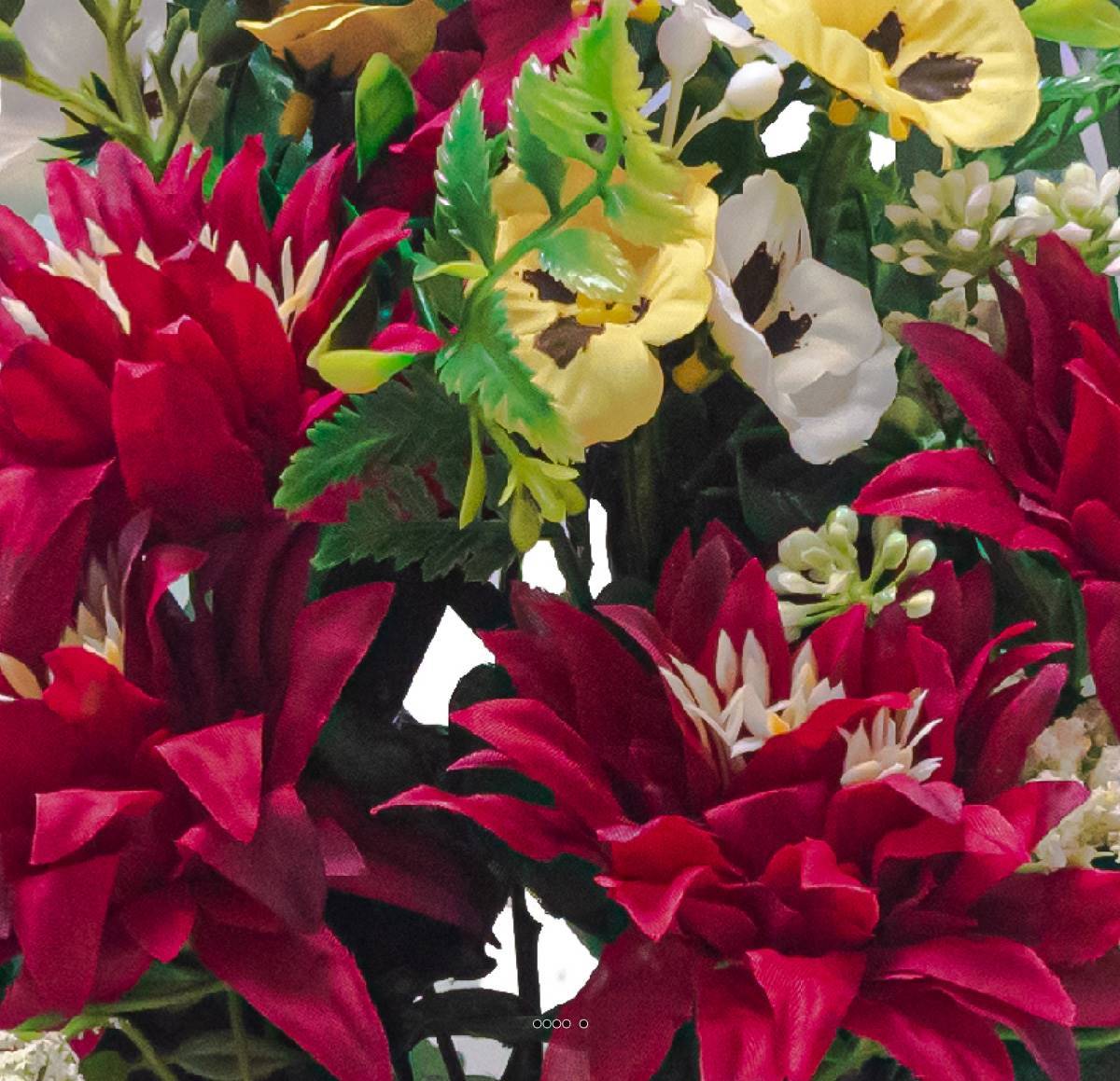 Artificielles - Jardinière pot béton Chrysantheme, Pensée et mini fleurs Bourgogne pour la Toussaint - couleur: Bourgogne - Imagen 3