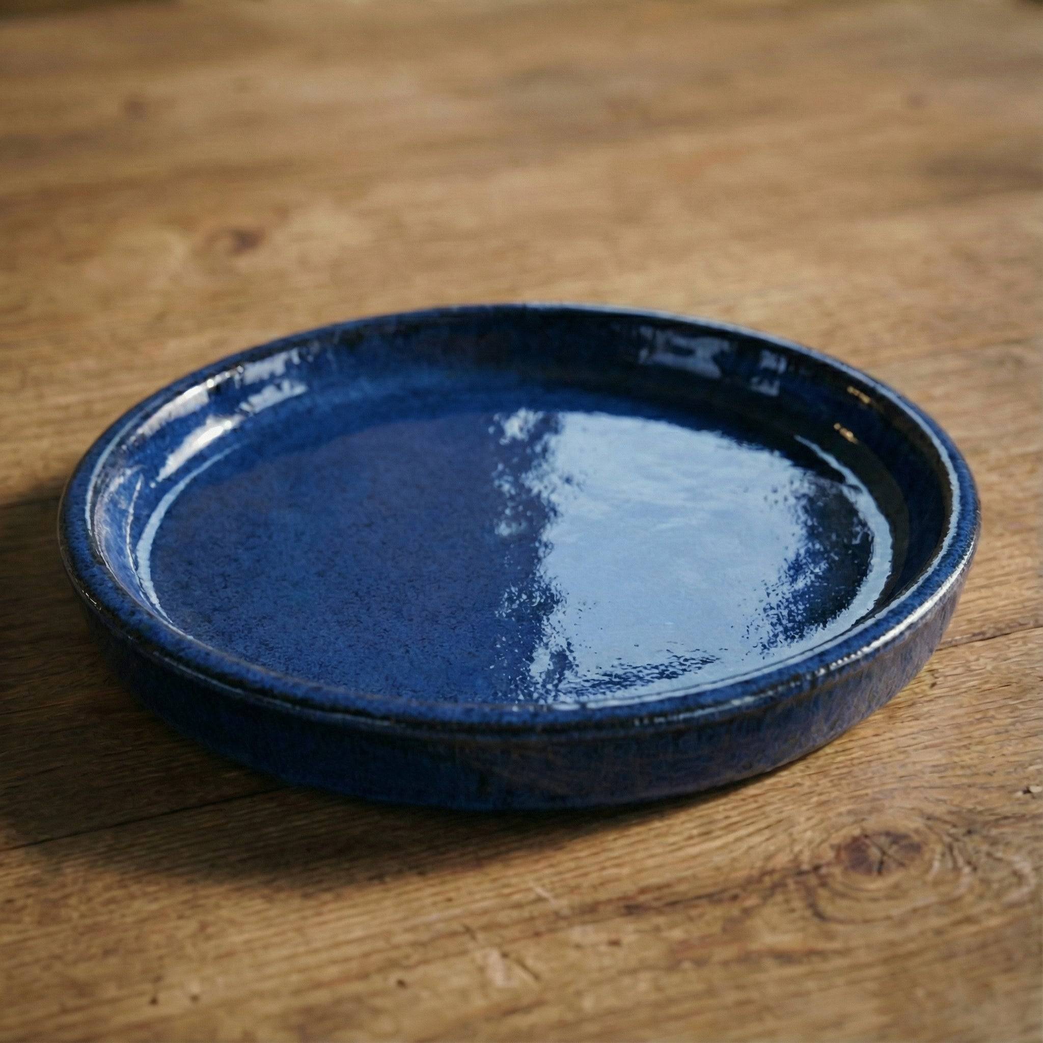 Provencelia - Soucoupe 35cm bleu antique faite à la main en terre cuite émaillée - Image 1