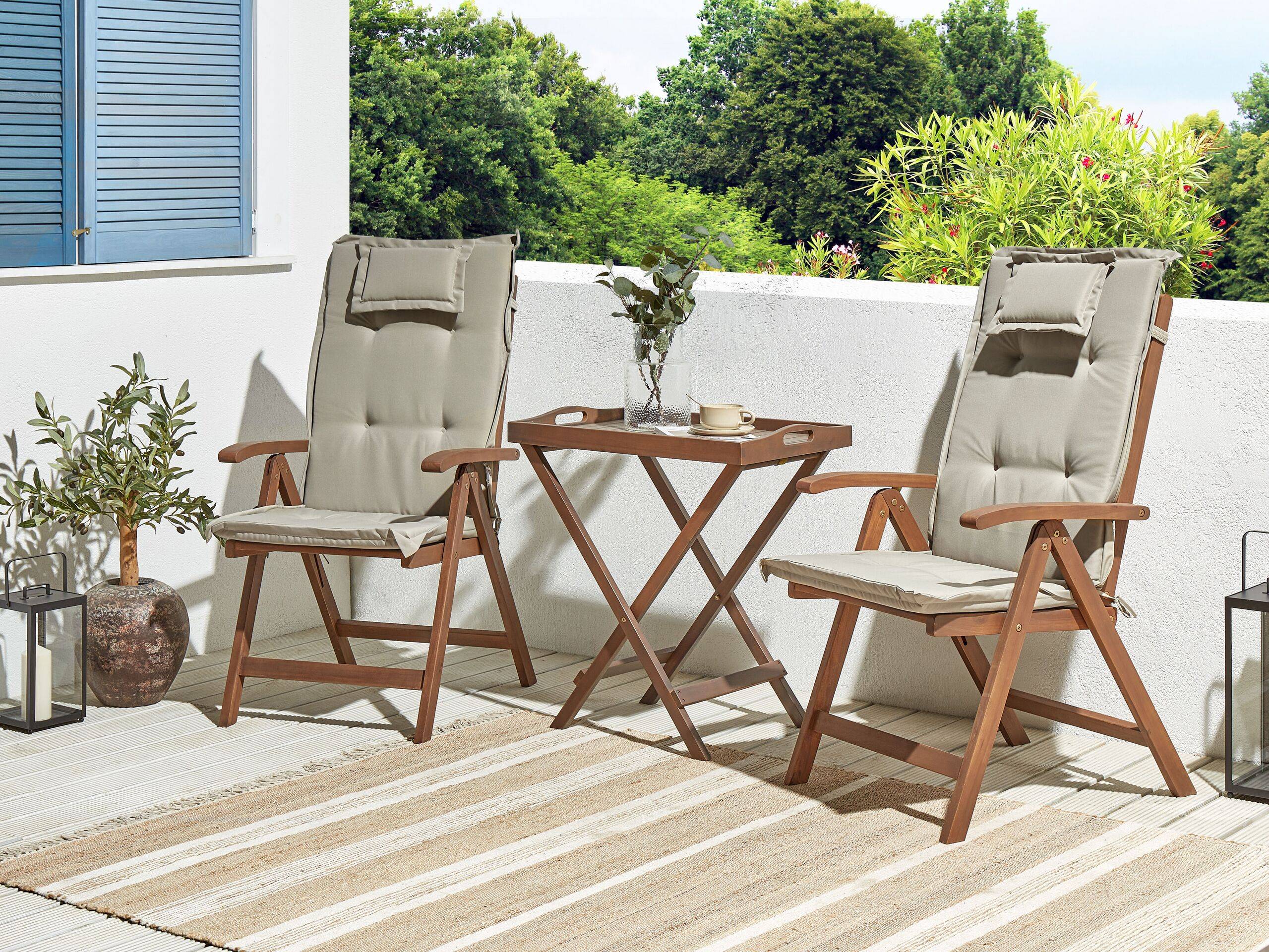Beliani - Set de Jardin ou Terrasse en Bois d'Acacia Foncé Table et 2 Chaises Inclinables et Pliantes avec Coussins Taupe pour Tout Usage - Imagen 2