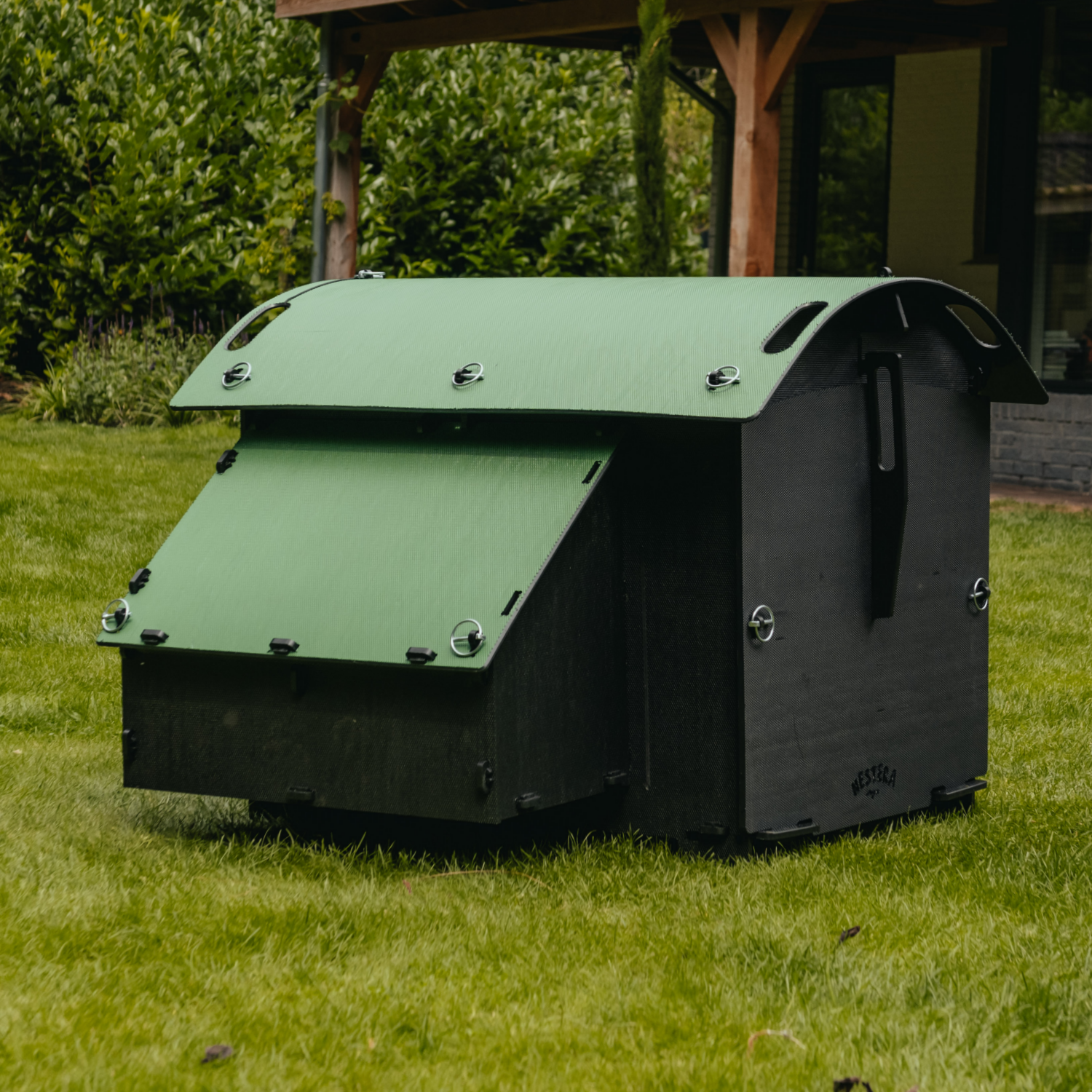 Poulailler au sol Nestera The House – 5 poules – plastique recyclé facile à nettoyer – garanti 25 ans - Image 5