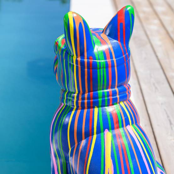 Statue chien bouledogue Français à lunette multicolore fond noir en Statue chien bouledogue Français à lunette multicolore fond noir en