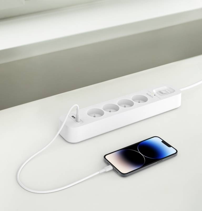 Belkin - Multiprise parafoudre avec ports USB-C et USB-A (4 prises,1 port USB-C et 1 port USB-A) - Imagen 2
