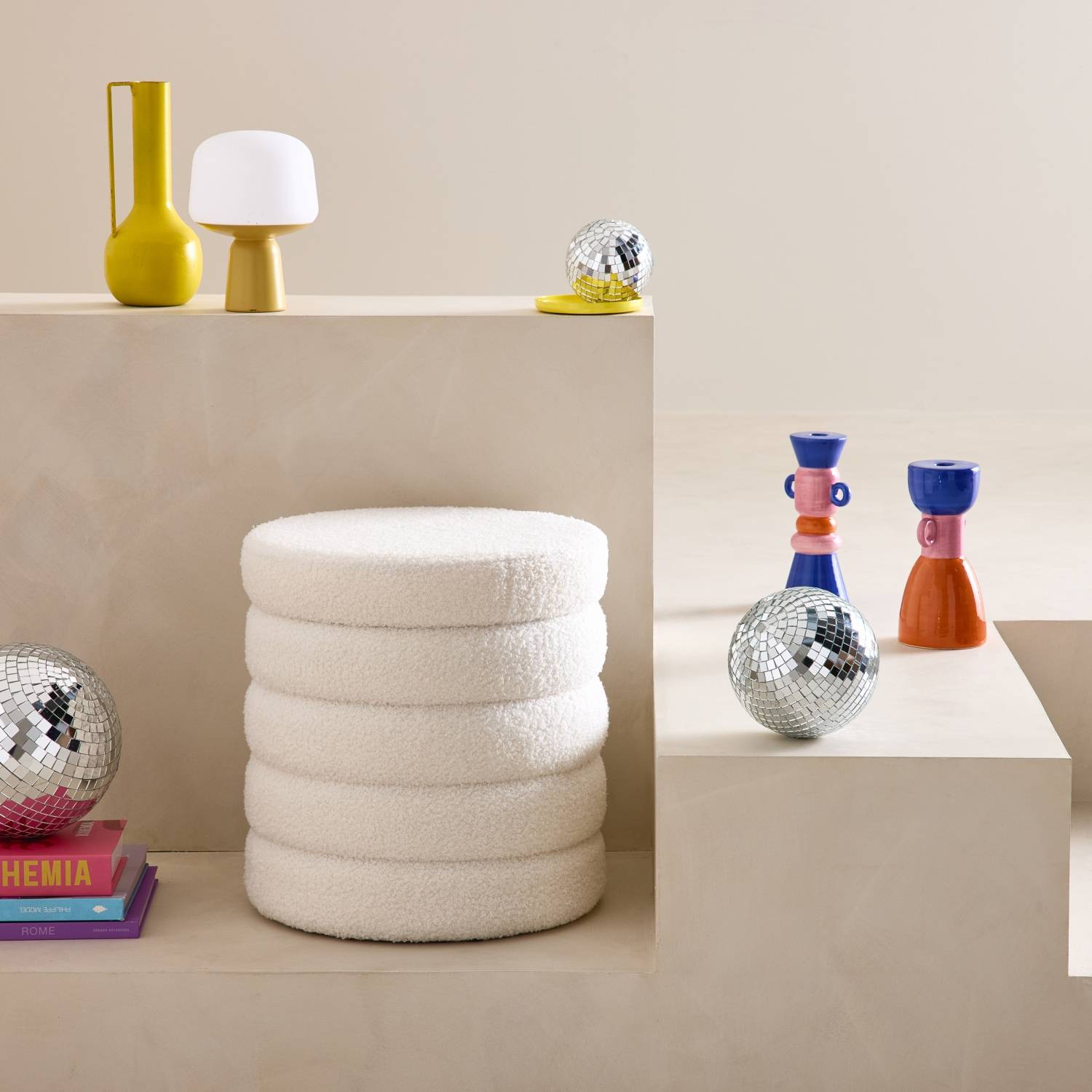 Tabouret en bouclettes blanches avec coffre de rangement intégré | sweeek - Image 1