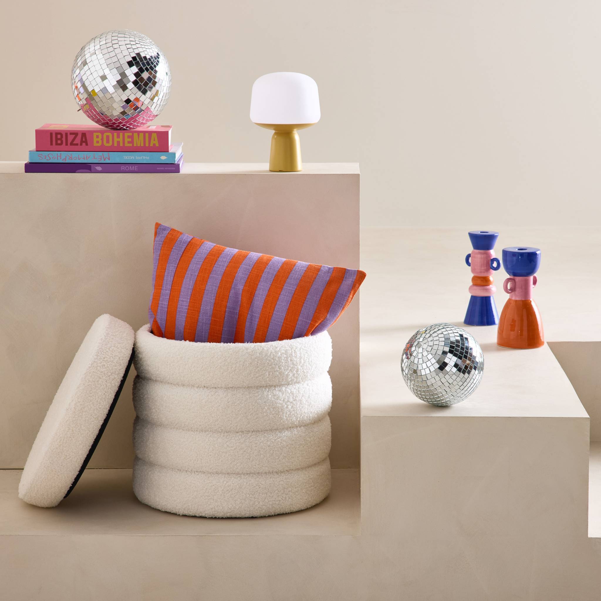Tabouret en bouclettes blanches avec coffre de rangement intégré | sweeek - Image 3