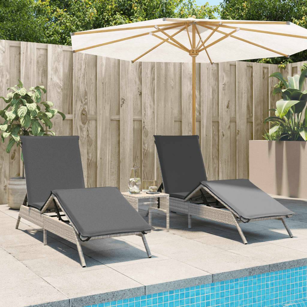 Paire Lits de Soleil Résine Tressée Table et Coussins Gris Clair – ComfortXL Outdoor Living - Image 1