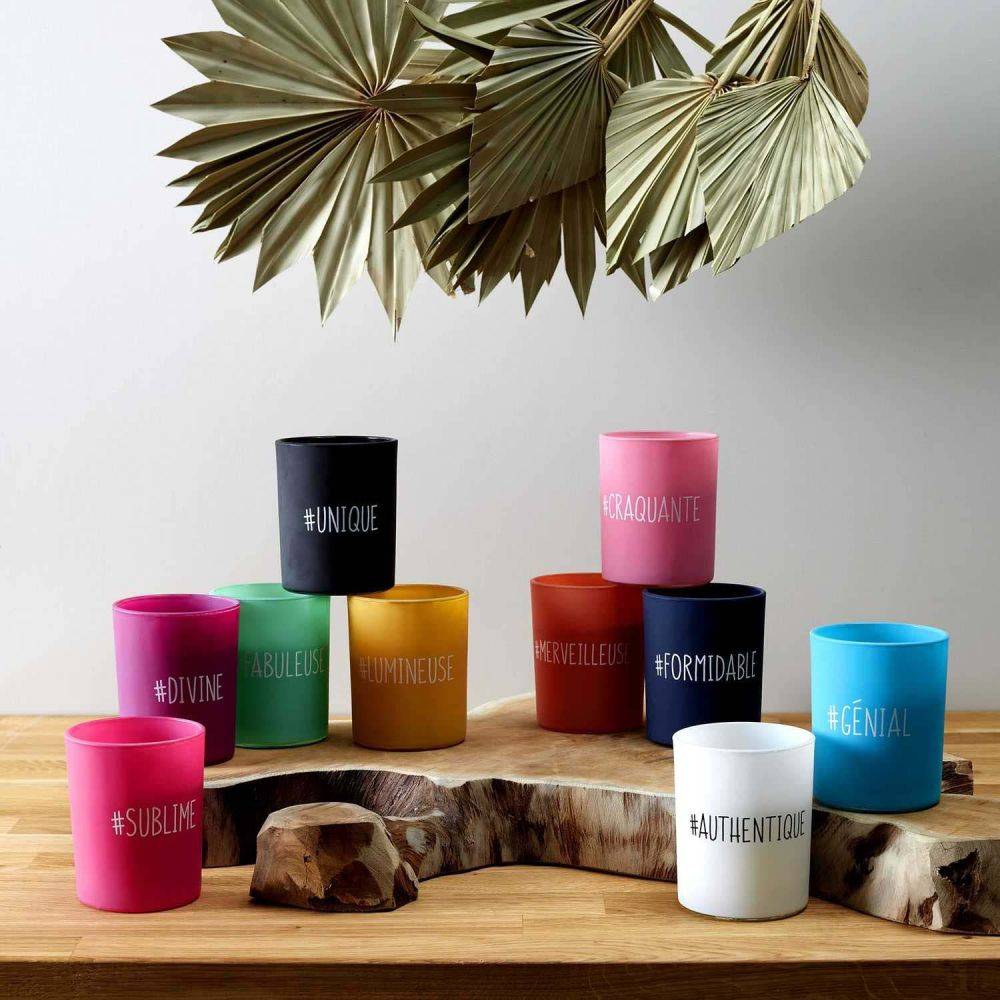 The Home Deco Factory - Bougie parfumée senteur vanille Hashtag 9 cm (Lot de 10) - Imagen 2