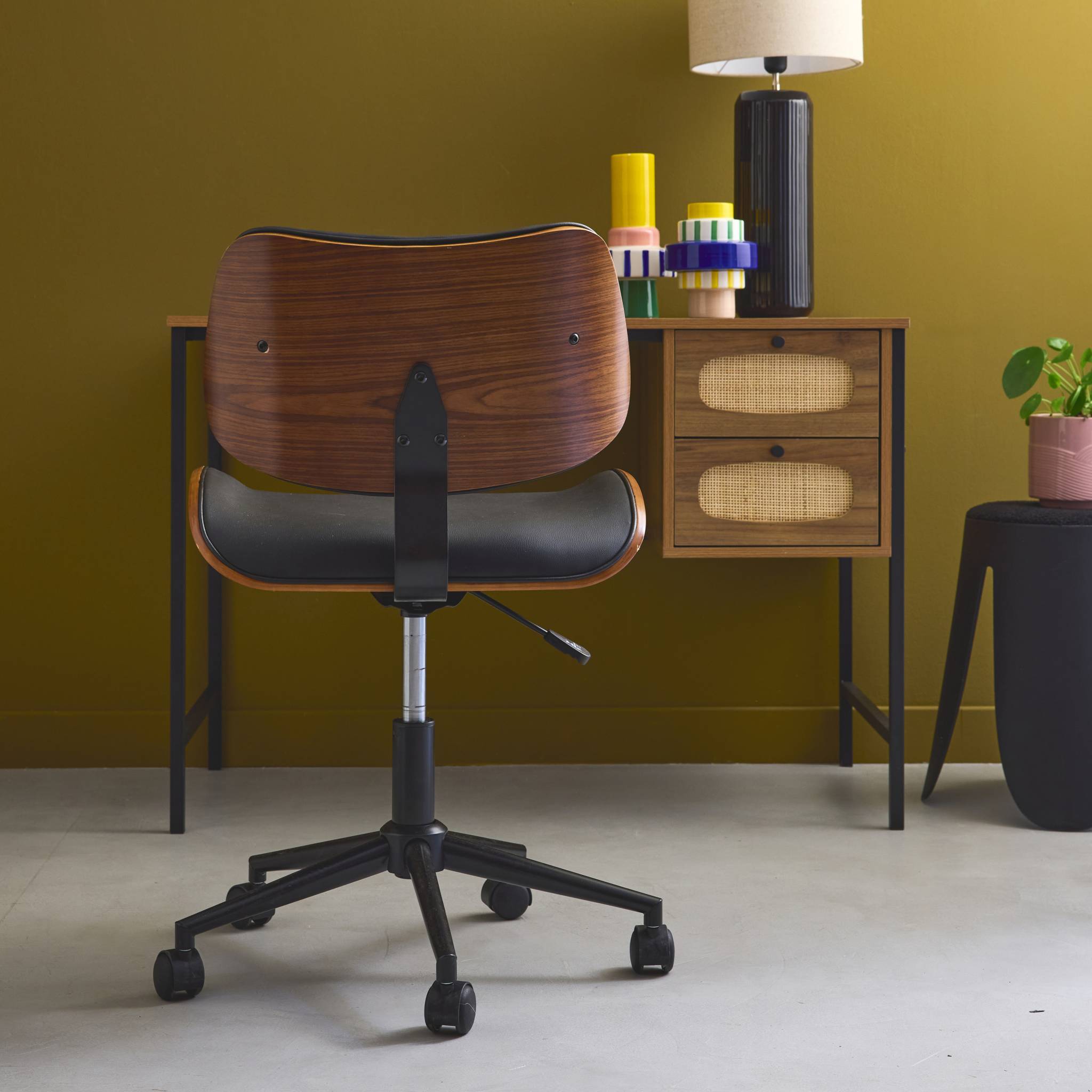 sweeek - Chaise de bureau à roulettes décor bois courbé placage effet noyer et simili cuir noir | sweeek - Image 5