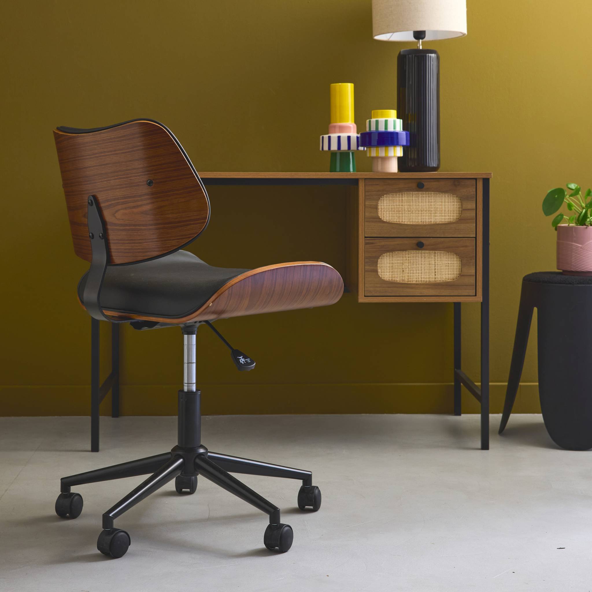 sweeek - Chaise de bureau à roulettes décor bois courbé placage effet noyer et simili cuir noir | sweeek - Image 3