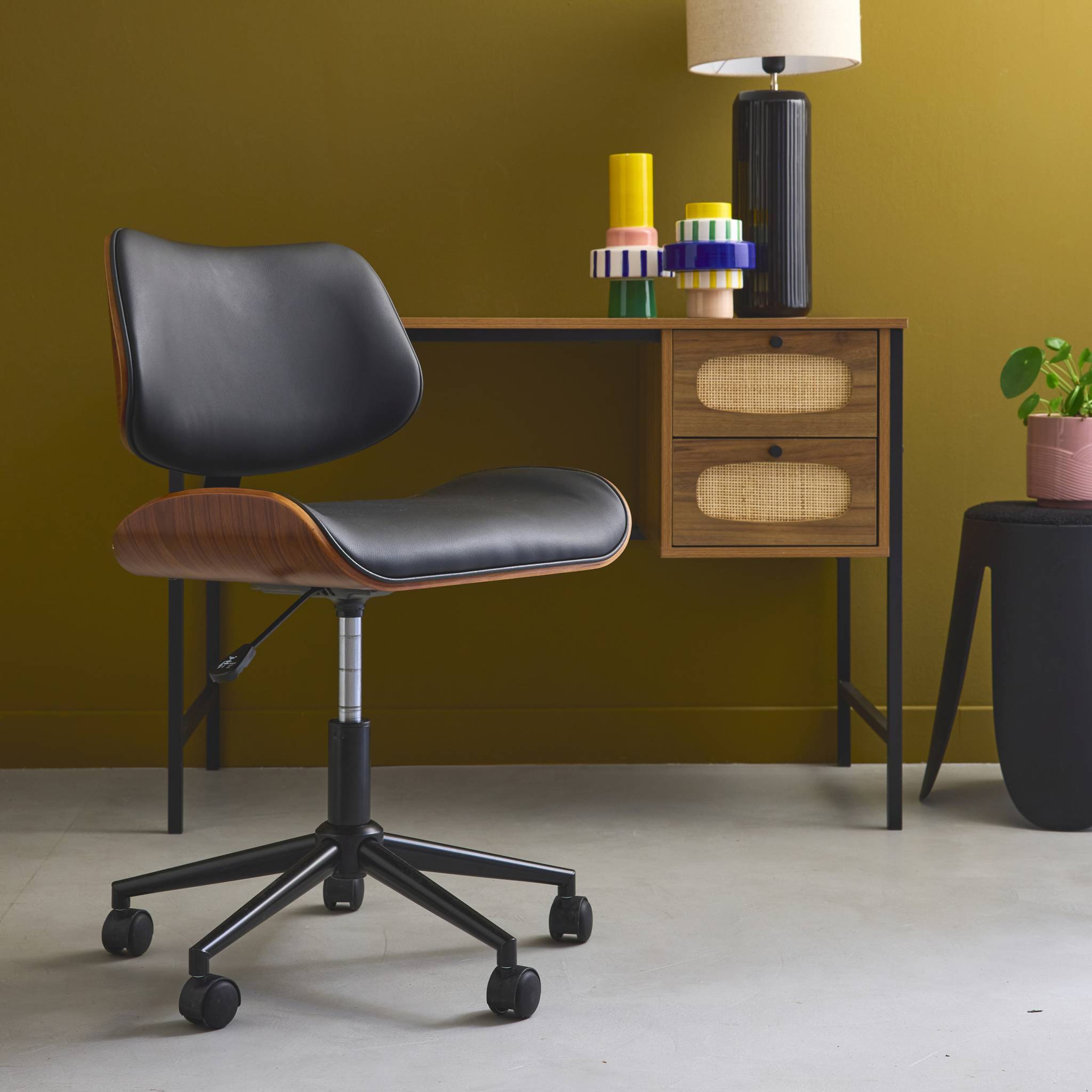 sweeek - Chaise de bureau à roulettes décor bois courbé placage effet noyer et simili cuir noir | sweeek - Image 4