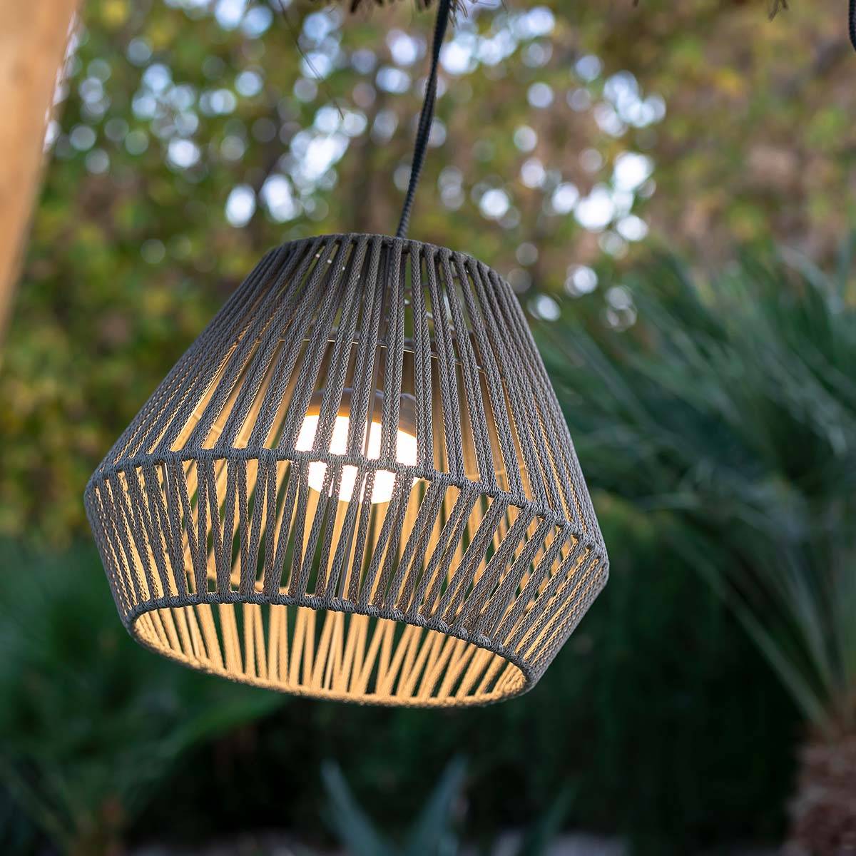Lampe suspendue avec lumière LED chaude et batterie rechargeable. Fabriquée en Espagne avec des fibres naturelles. CONTA - Imagen 4