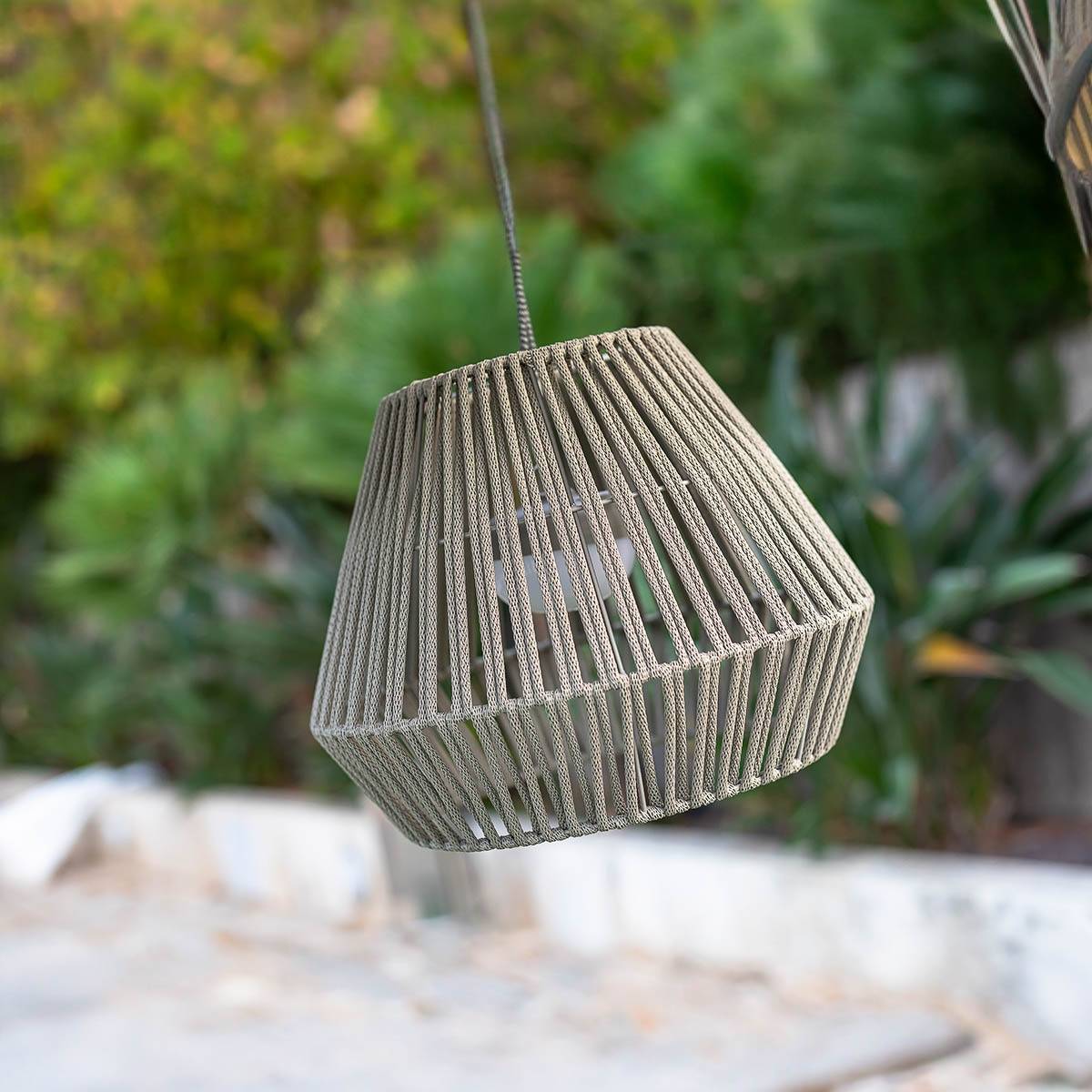 Lampe suspendue avec lumière LED chaude et batterie rechargeable. Fabriquée en Espagne avec des fibres naturelles. CONTA - Imagen 3