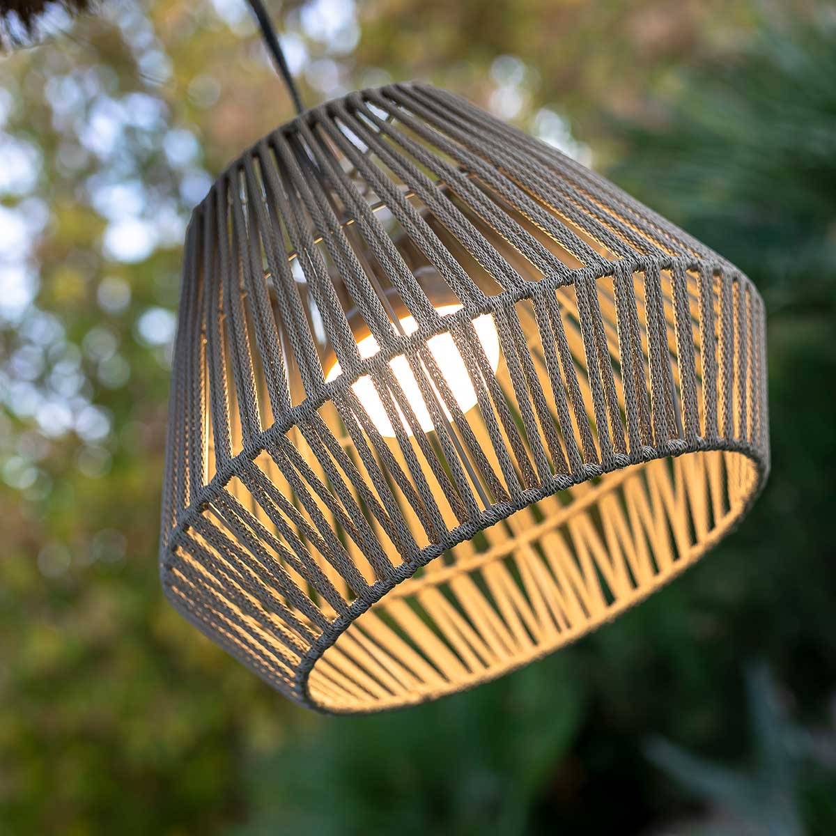 Lampe suspendue avec lumière LED chaude et batterie rechargeable. Fabriquée en Espagne avec des fibres naturelles. CONTA - Imagen 2