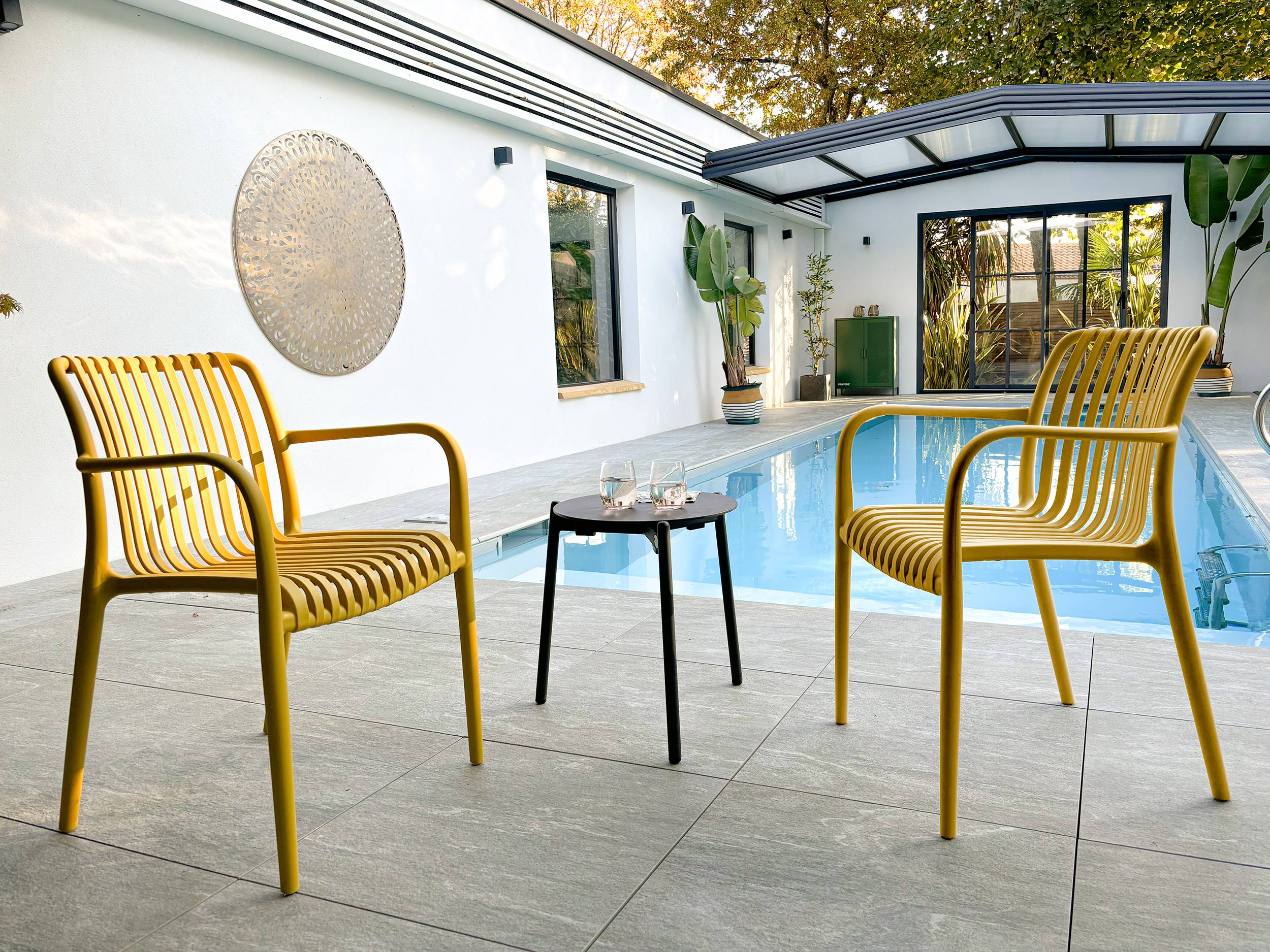 Lot de 2 fauteuils de jardin empilables en Polypropylène - Jaune moutarde - TIAGO