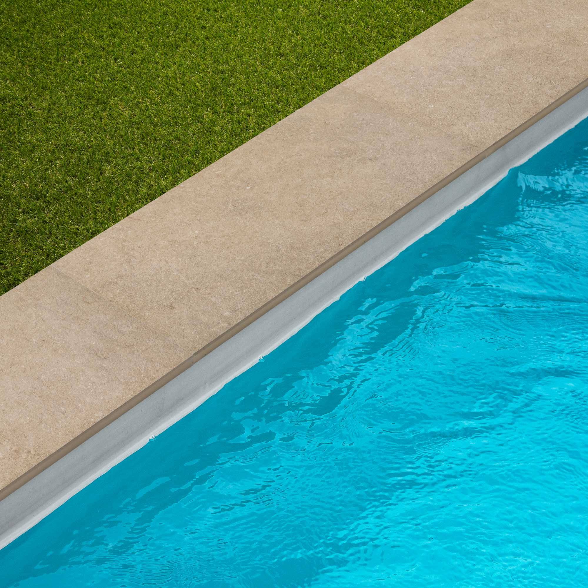 Margelle de piscine effet Pierre Beige Cotto 60x28x2 cm Bord Droit Pietra - RO'MA CARRELAGE - Image 1