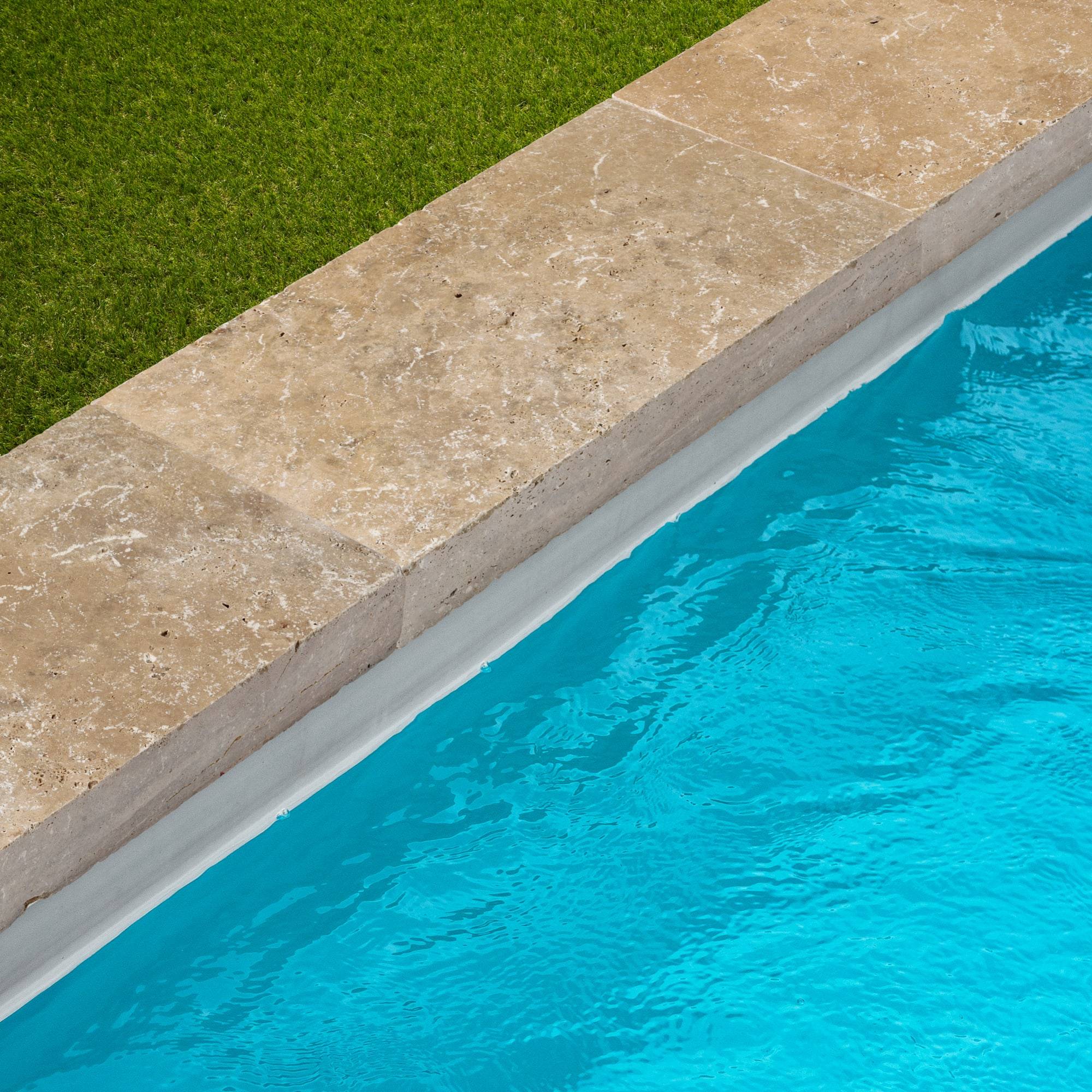 RO'MA Nature - Margelle de piscine Travertin Beige Nuancé 61x33x8 cm Bord Droit (à l'unité) - RO'MA NATURE