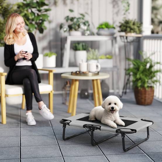 Lit pour chien surélevé polyester intérieur extérieur pliable gris clair 75x51x18cm - ComfortXL Outdoor Living - Image 1