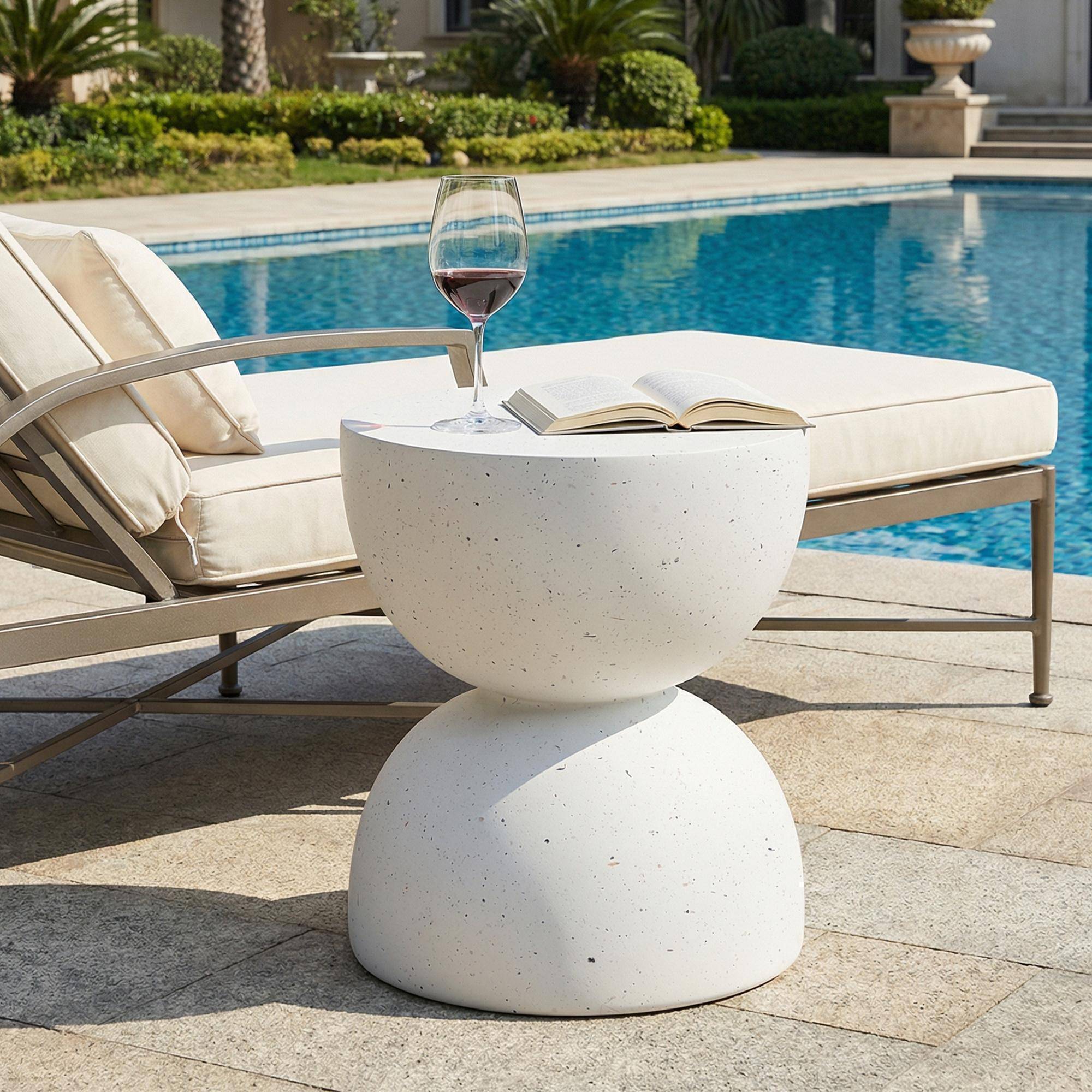 Table d'appoint d'extérieur en MgO, légère et pratique, en terrazzo blanc - Image 1