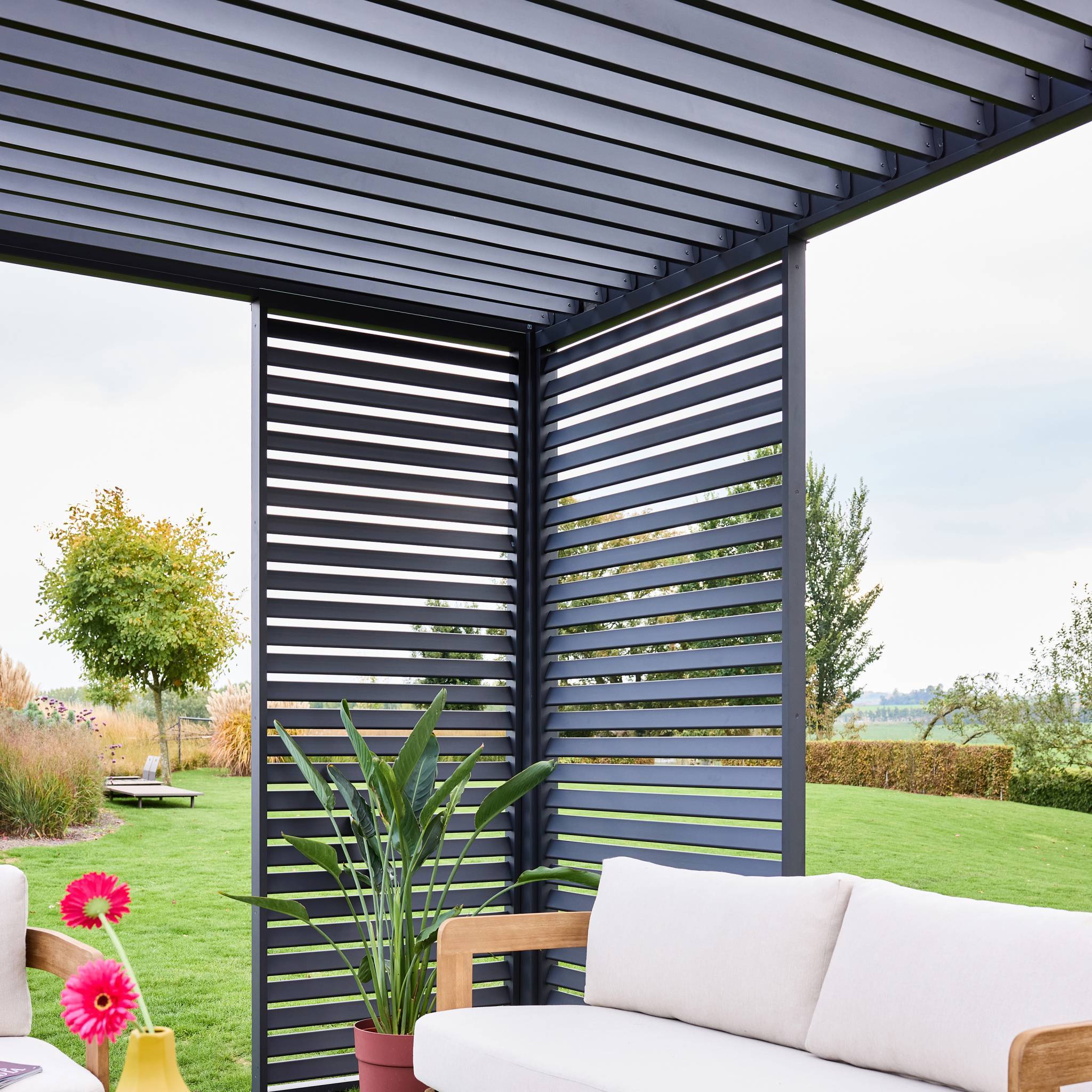 sweeek - Pergola bioclimatique aluminium 4x3m anthracite + 1 persienne 100cm + 1 persienne 130cm Triomphe | sweeek - Image 3