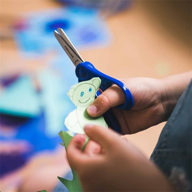 Fiskars - Ciseaux à bout rond pour enfants à partir de 6 ans - bleu - 13 cm - Image 5