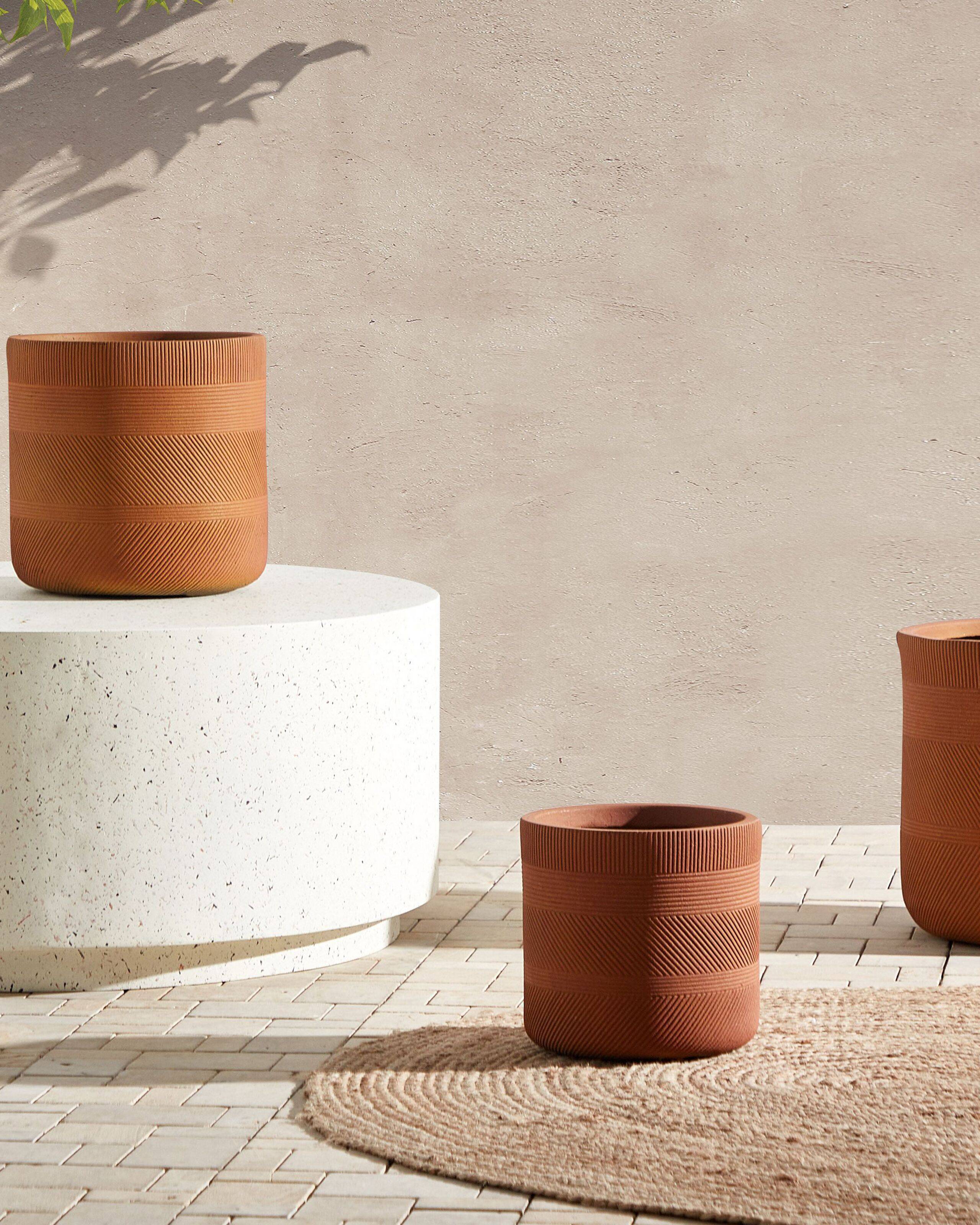 Beliani - Cache-pot Extérieur en Fibre Argile Marron Doré ⌀ 24 cm Pot de Fleur Rond pour l'Extérieur Motif Gaufré - Imagen 2
