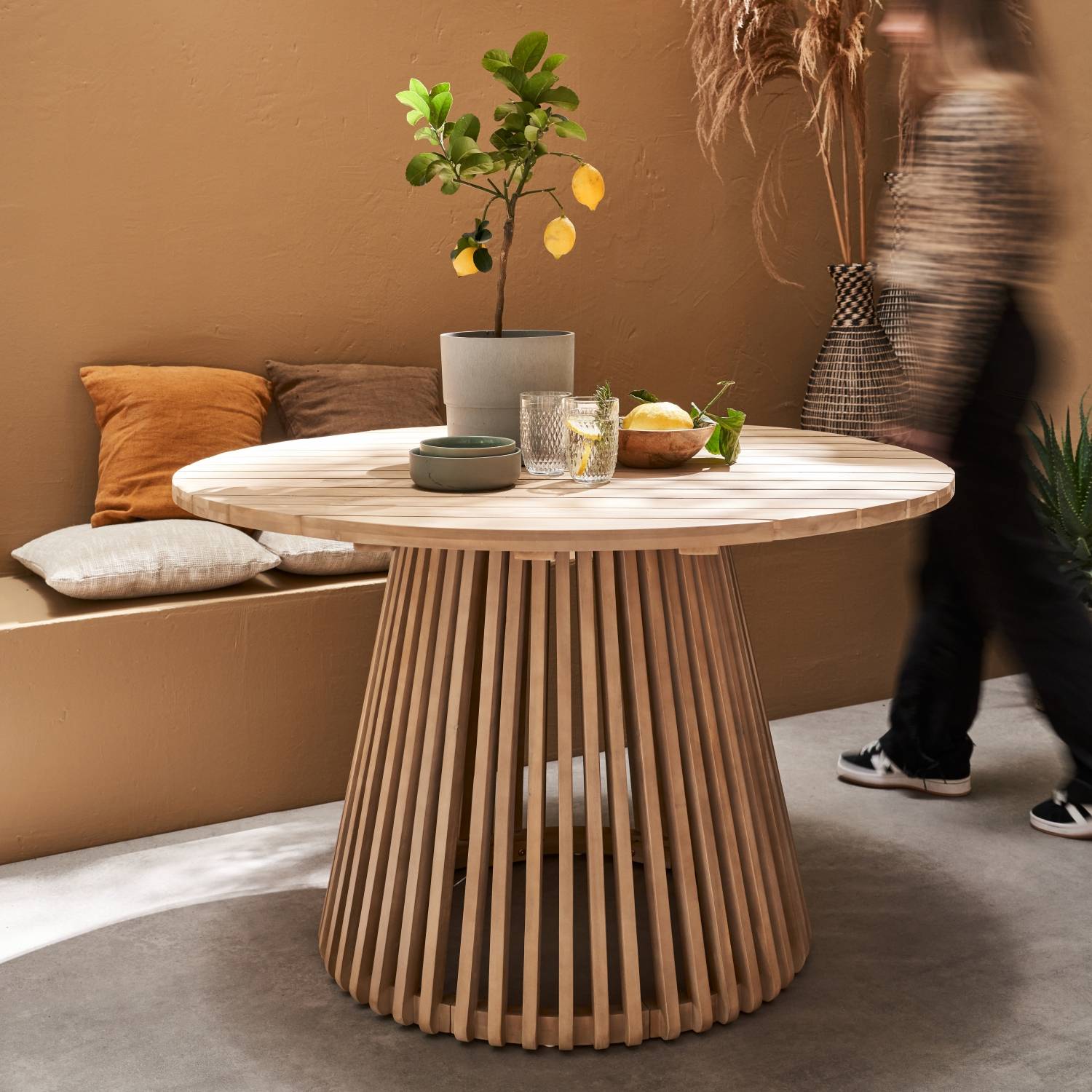 sweeek - Table à manger ronde en bois d'acacia. 4 places. intérieur et extérieur  | sweeek - Image 1