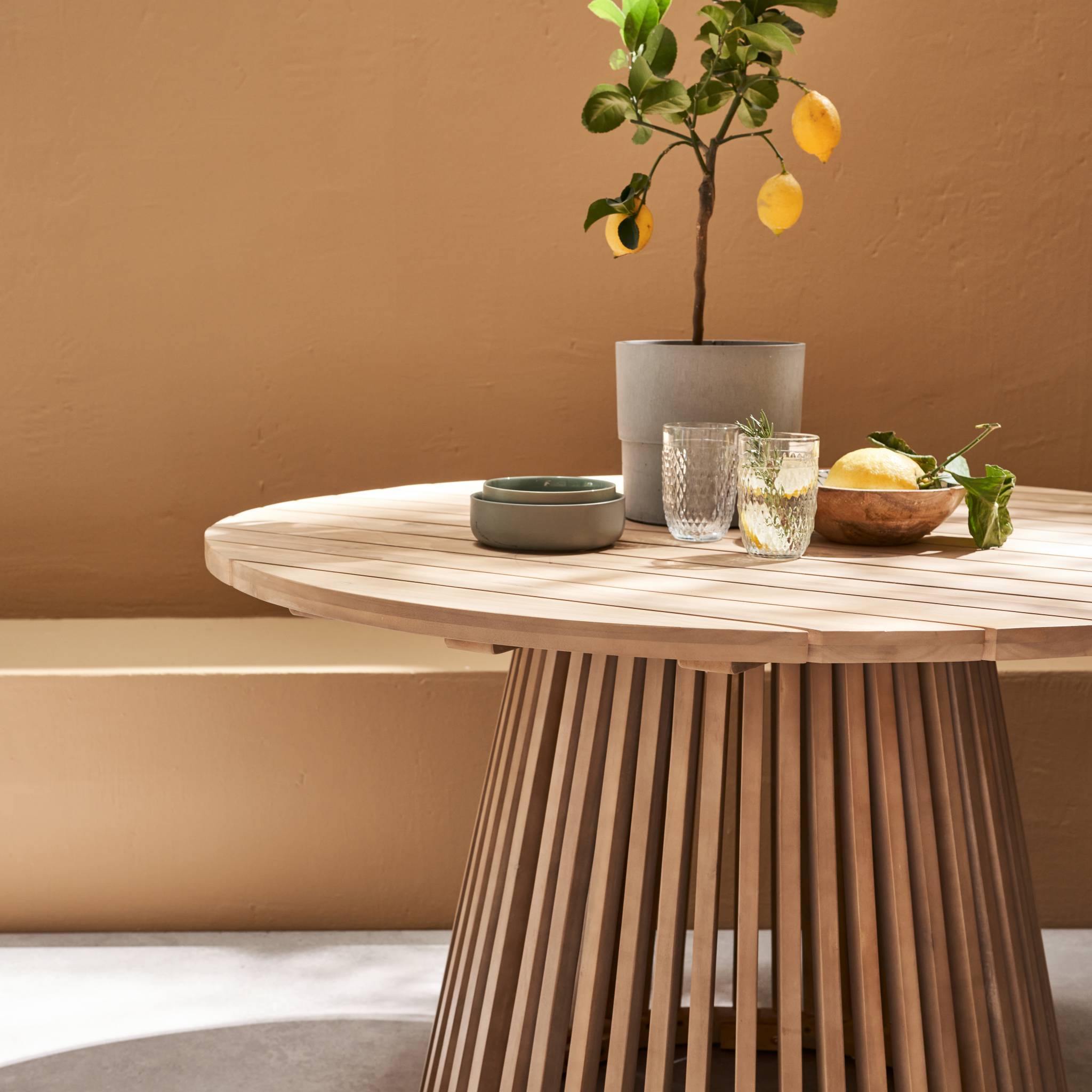 sweeek - Table à manger ronde en bois d'acacia. 4 places. intérieur et extérieur  | sweeek - Image 3