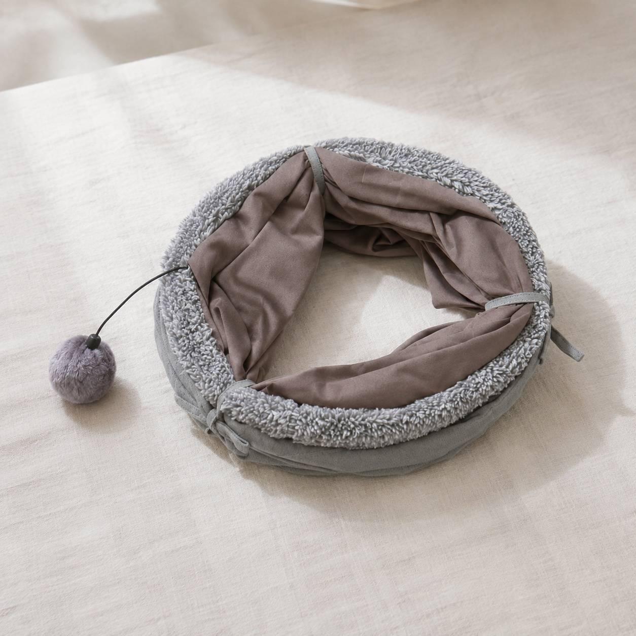 Tunnel à Chat en Daim Pliable avec 2 Trous et Jouet Suspendu Durable - Image 6