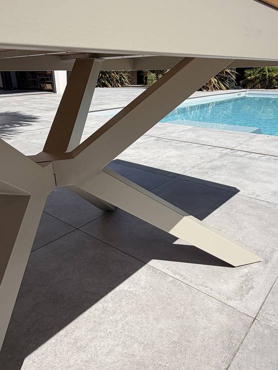 Dcb Garden - Table de jardin en alu plateau polywood aspect bois - Grège - LAMU - Image 5