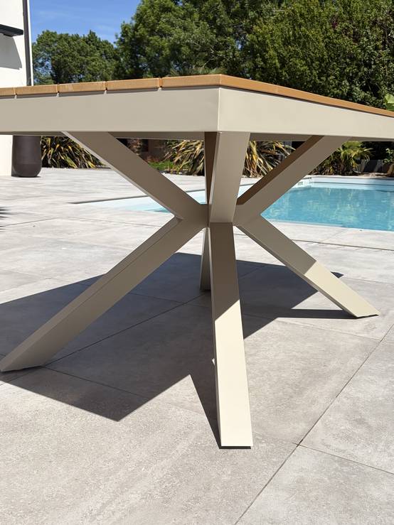 Dcb Garden - Table de jardin en alu plateau polywood aspect bois - Grège - LAMU - Image 4