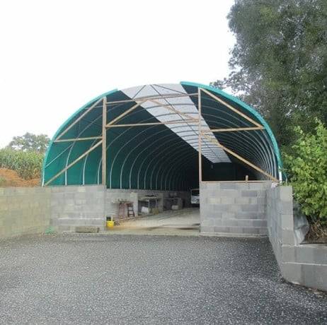 Plastidis - Abri tunnel largeur 9.30 m pas à 1.50 m - Long 15 m, type 250µ vert/blanc, Façade 1 façade avec filet, Fix. Sol béton - Imagen 9