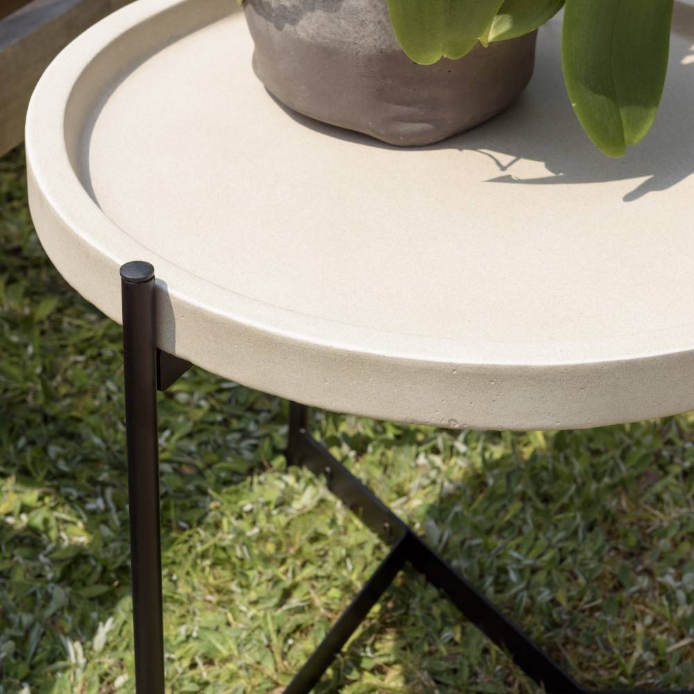 Macabane - HECTOR - Table d'appoint 52x50cm plateau béton beige pieds métal noir - Imagen 3