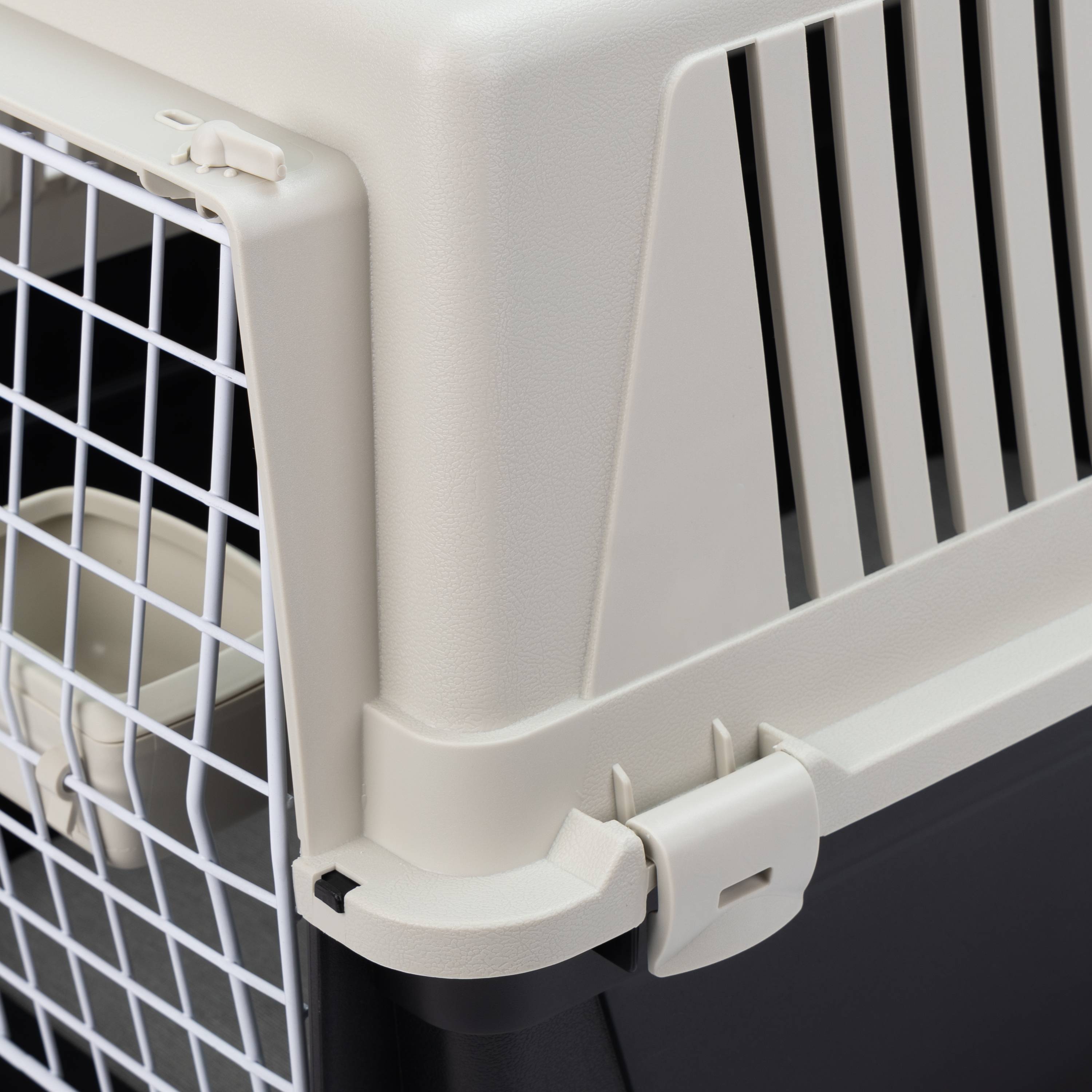 Ferplast - Ferplast Caisse de Transport Chat, Cage de Transport pour Chiens Petits Moyens et Chats jusqu'à 15 Kg, Toit Ouvrable, avec Coussin et Gamelle, Fentes - Image 4