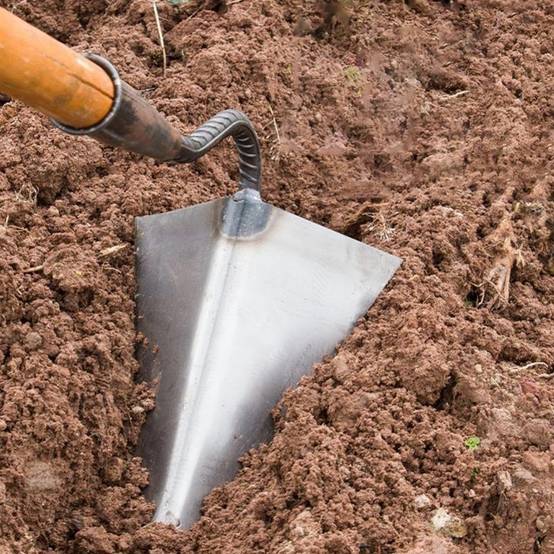 Houe-Binette Triangle Acier Inoxydable Jardinage Désherbage Ameublir Sol - Living123 - Image 1
