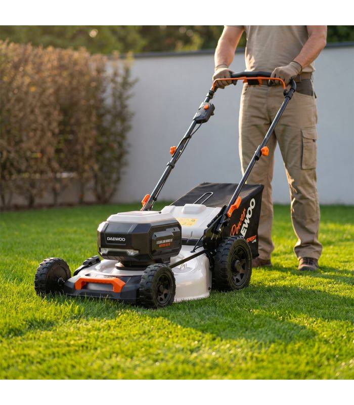 Daewoo - Tondeuse sans fil 62V DAEWOO, lame 56 cm, batterie 8Ah et chargeur - DALLM62-22SP-K1