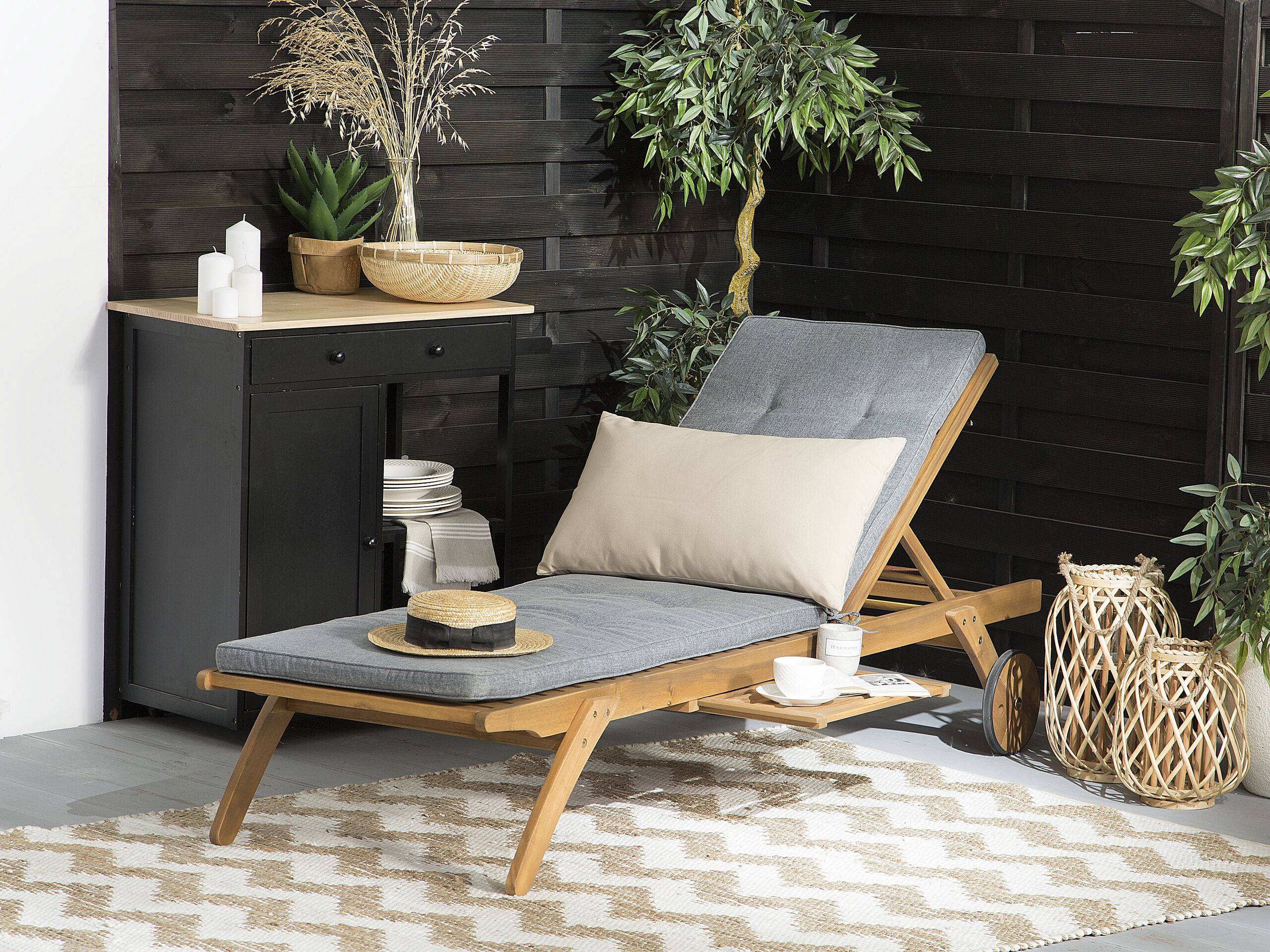 Beliani - Transat Bain de Soleil à Dossier Inclinable en Bois d'Acacia Aspect Naturel et Coussin Gris Design Intemporel pour Jardin Méditerranéen Beliani - Imagen 2