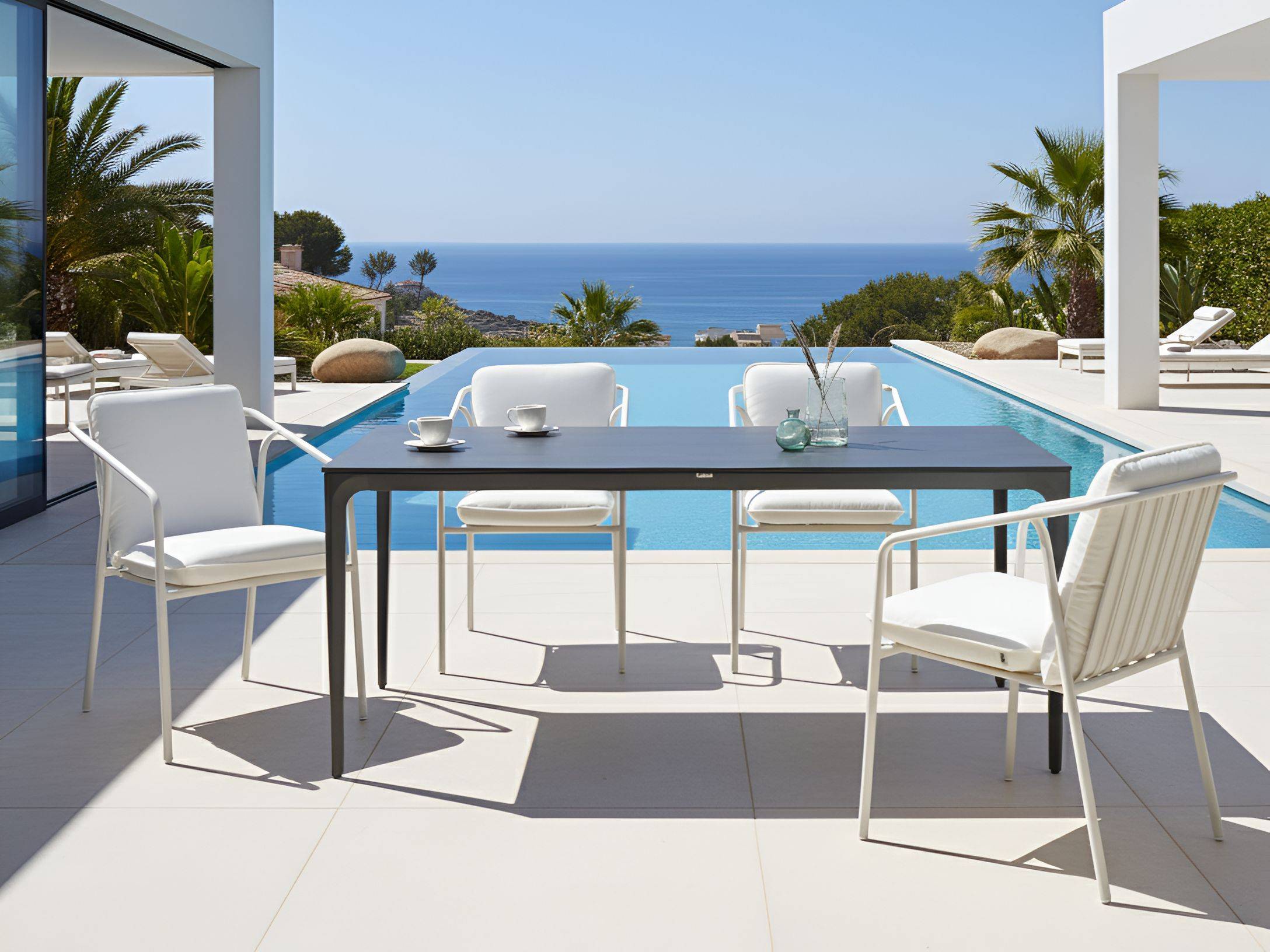 Beliani - Table de repas, 8 Personnes Panneau stratifié haute pression HPL Gris foncé SOVARETO - 90x180x75- Beliani - Image 1