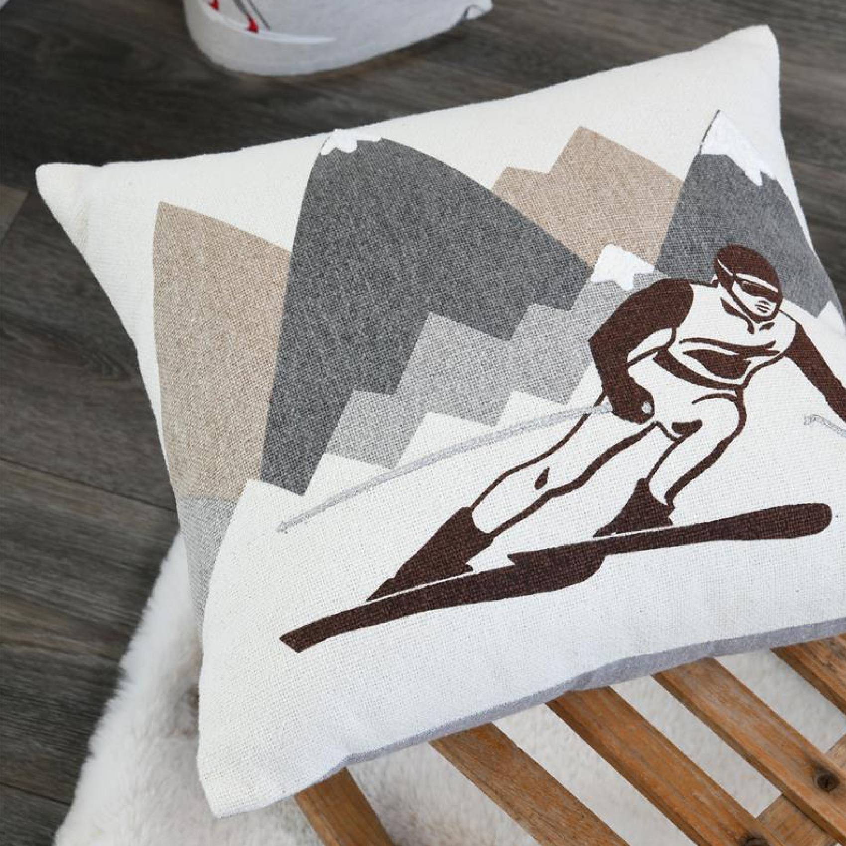 Lovely Casa - Coussin carré skieur et montagnes - LOVELY CASA - Imagen 3