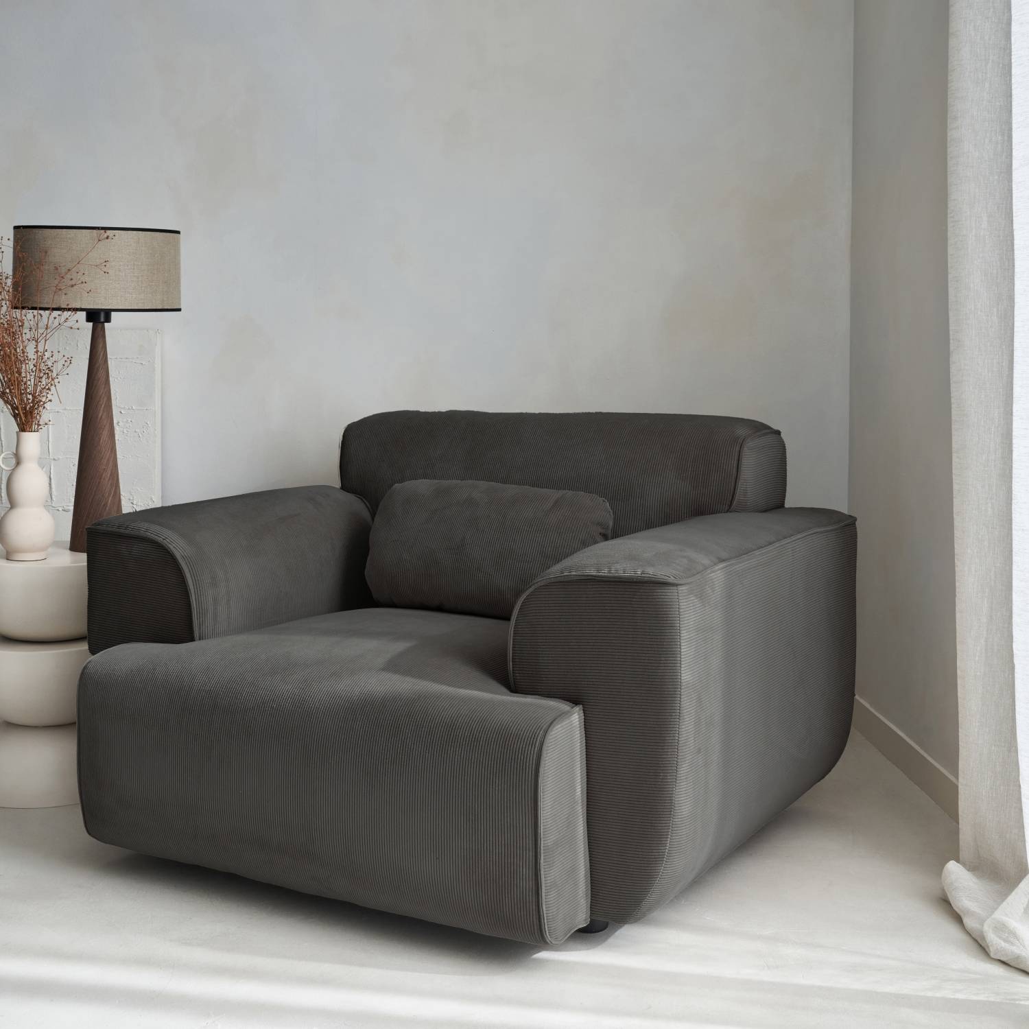 sweeek - Fauteuil velours côtelé gris foncé. lignes arrondies. coussin fourni. Wallas. L 116 x P 97 x H 73cm | sweeek