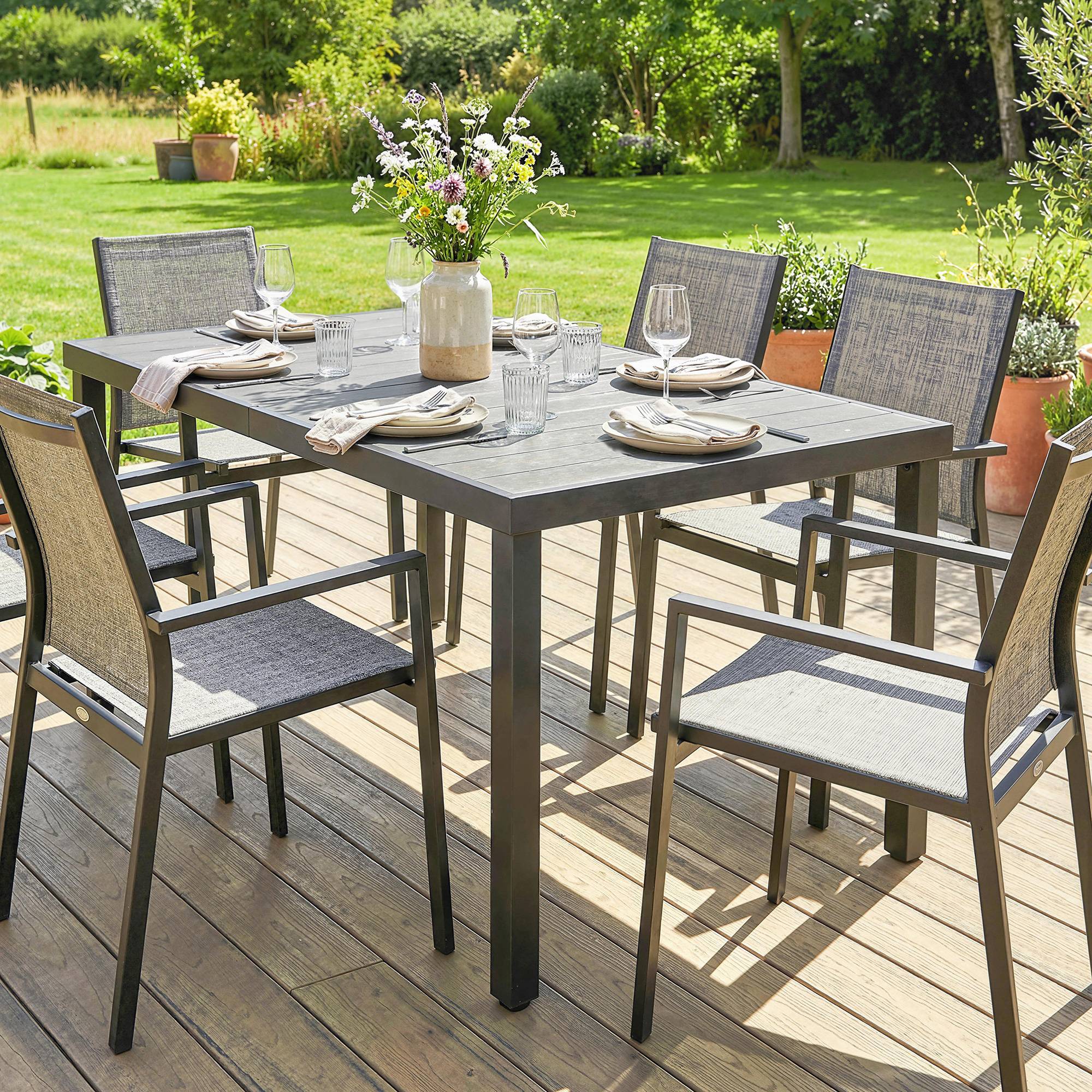 Table de jardin pour 6 personnes avec plateau à lattes, structure en acier, 140 x 90 x 74 cm, grise - Image 10