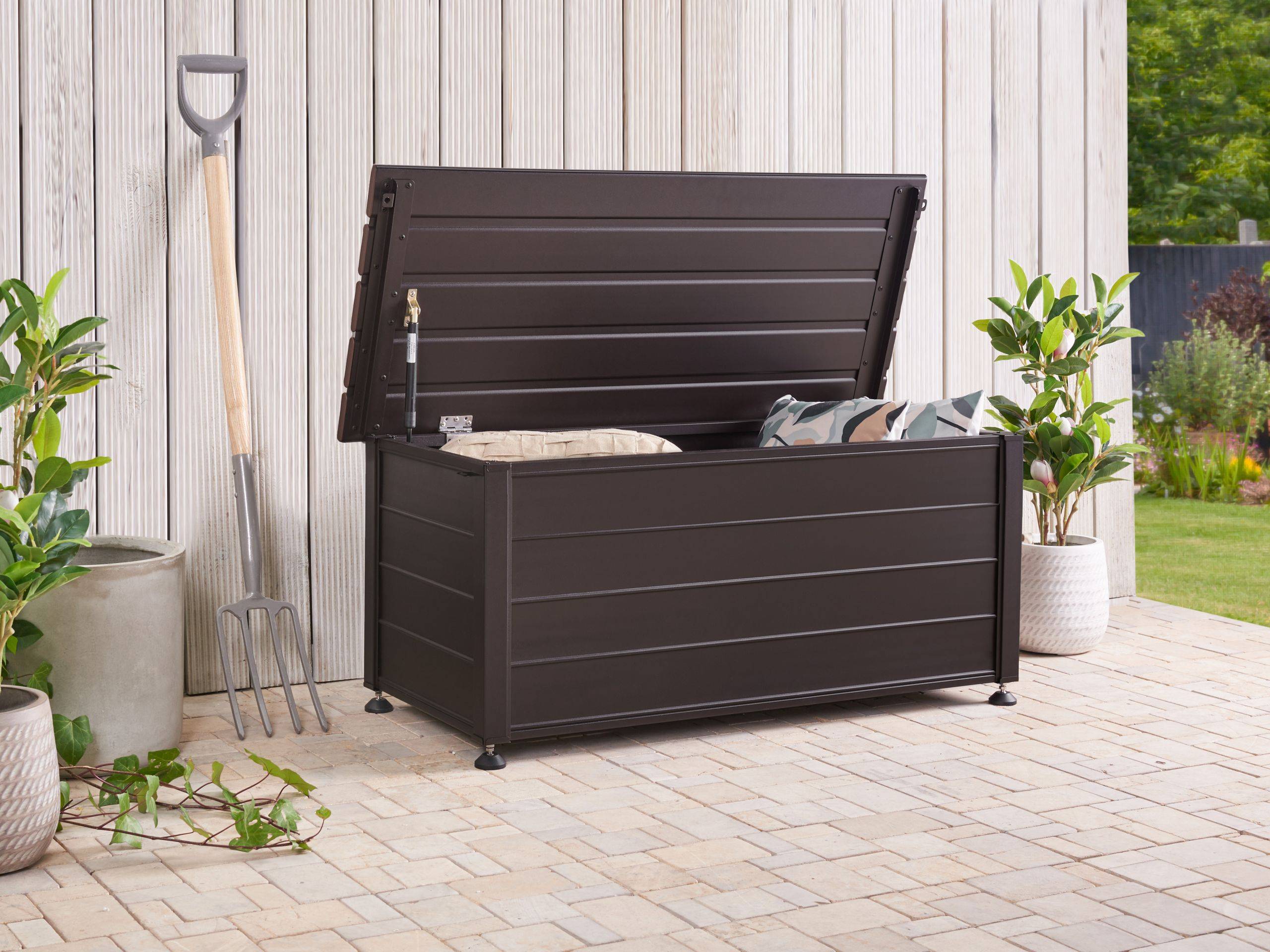 Beliani - Coffre Aluminium Marron foncé CAMPALTO - Beliani - Imagen 1