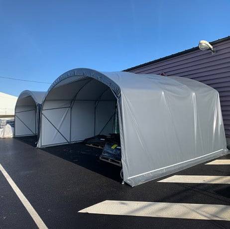 Plastidis - Abri tunnel largeur 5 m pieds droits pas à 1.50 m - Long 6 m, type 250µ vert/blanc, Façade 2 portes dbles, Fix. Sol enrobé - Imagen 2