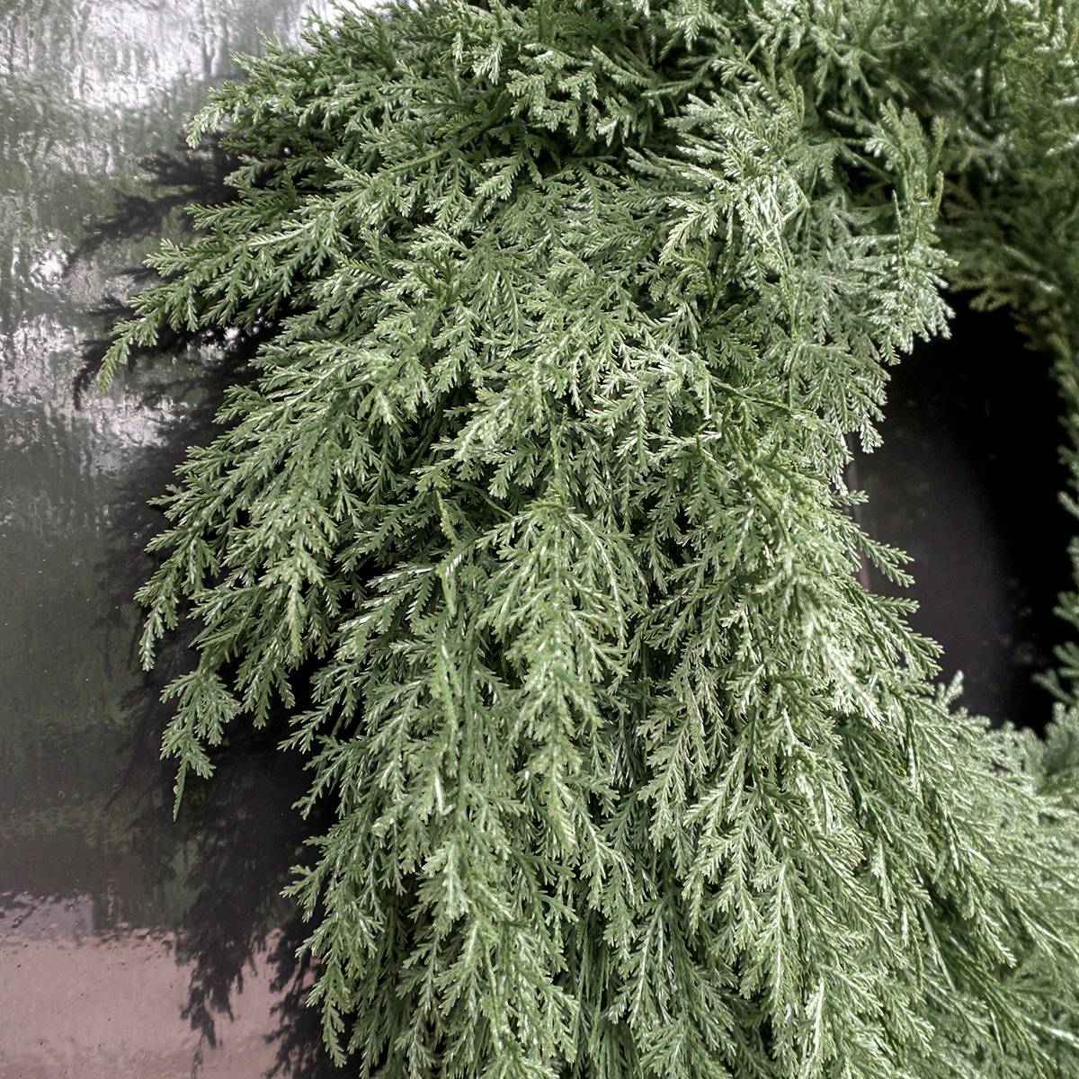 Couronne de Noël artificielle Ø45 cm - style cyprès - Little Grove - Image 5